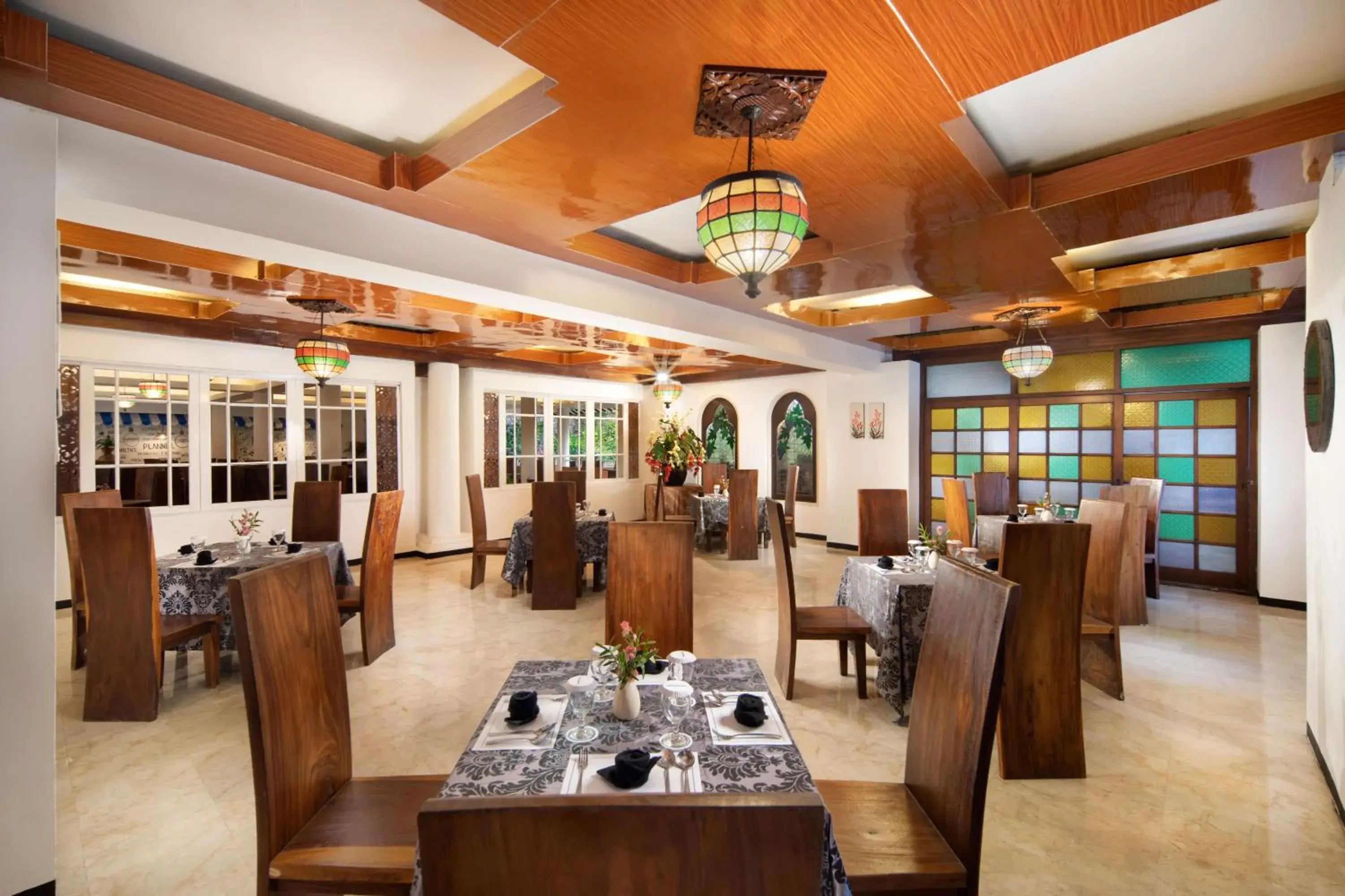 Restaurant/places to eat in Royal Hotel and Villas Trawas Restaurant/places to eat in Royal Hotel and Villas Trawas