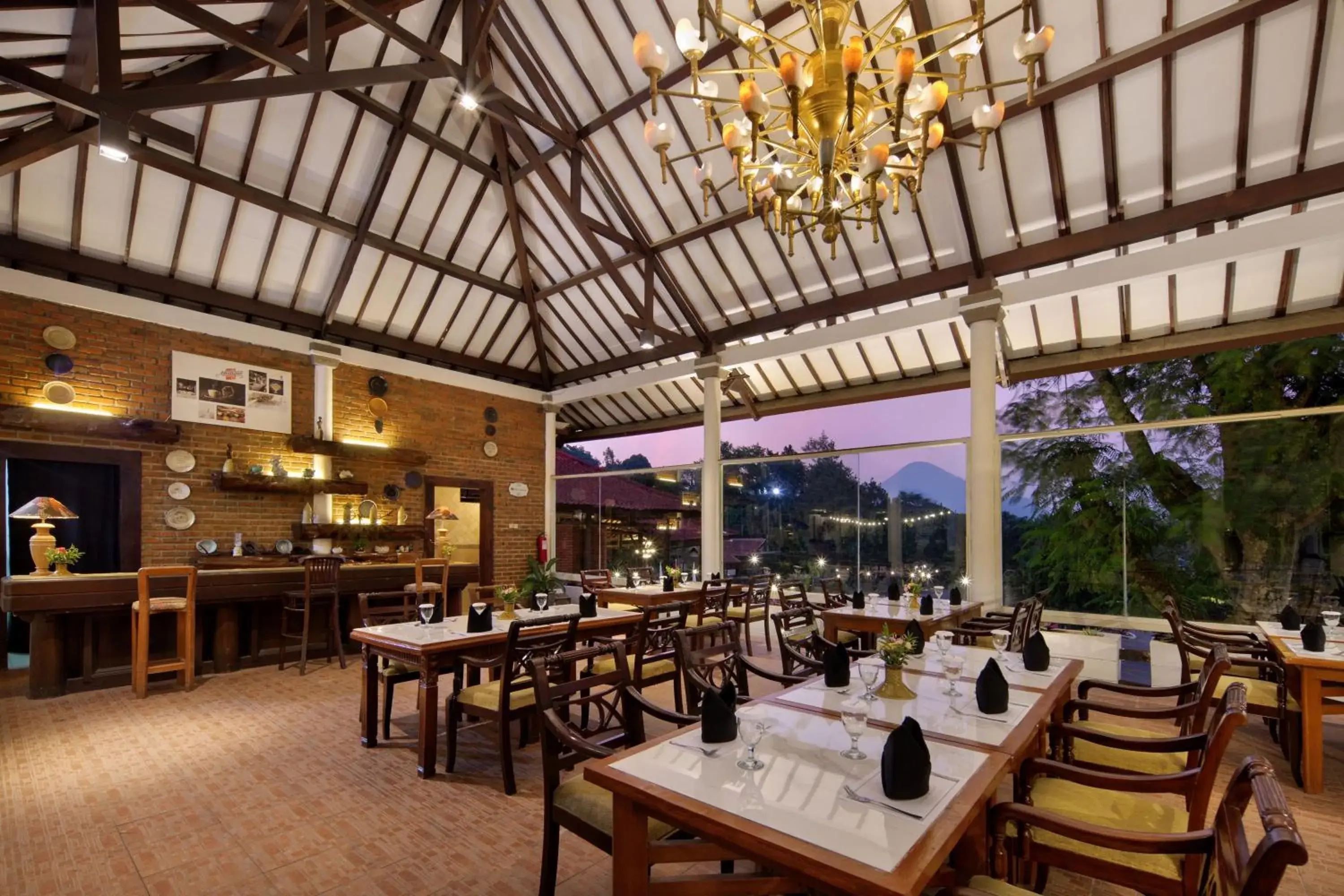 Restaurant/places to eat in Royal Hotel and Villas Trawas Restaurant/places to eat in Royal Hotel and Villas Trawas