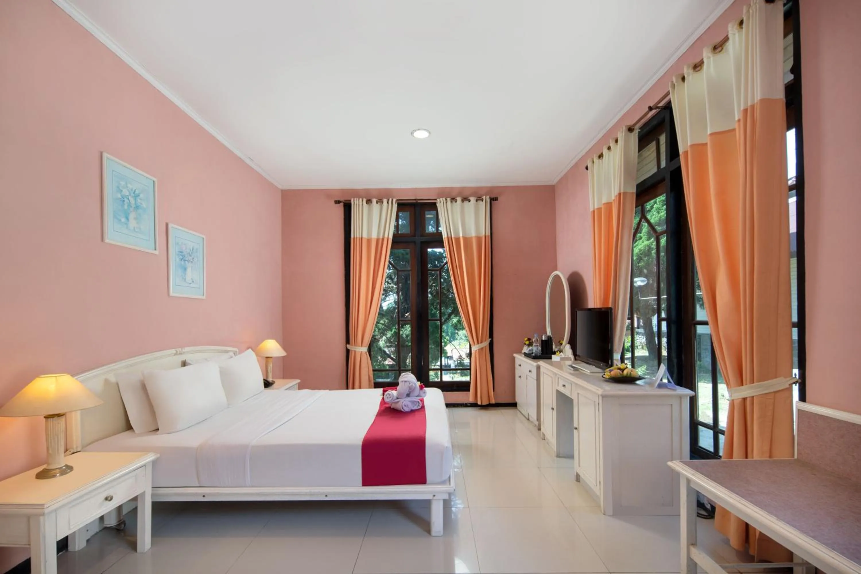 Bedroom, Bed in Royal Hotel and Villas Trawas