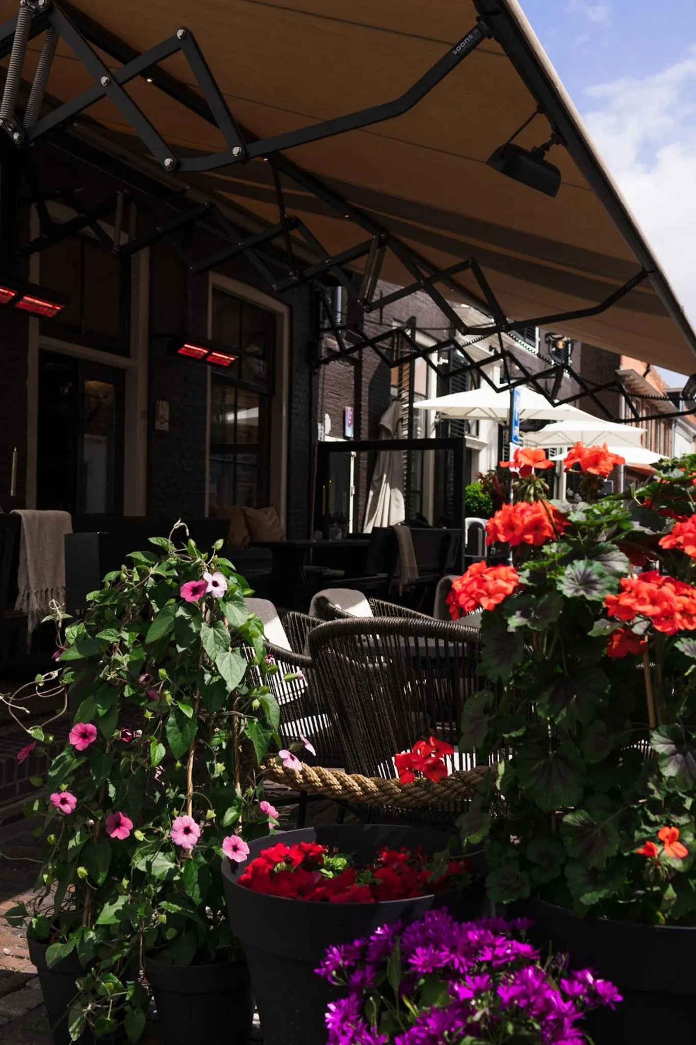 Property building in Boutique Hotel Elburg met Tapperij