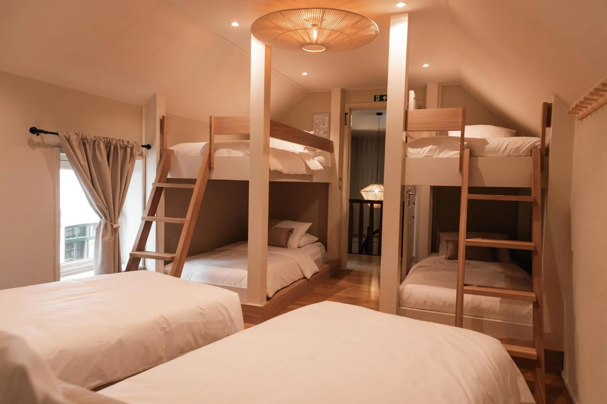 children, Bed in Boutique Hotel Elburg met Tapperij