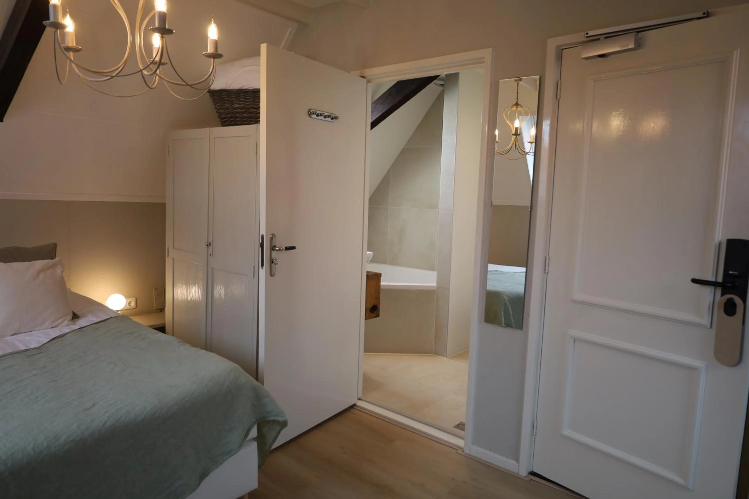 Bedroom, Bed in Boutique Hotel Elburg met Tapperij