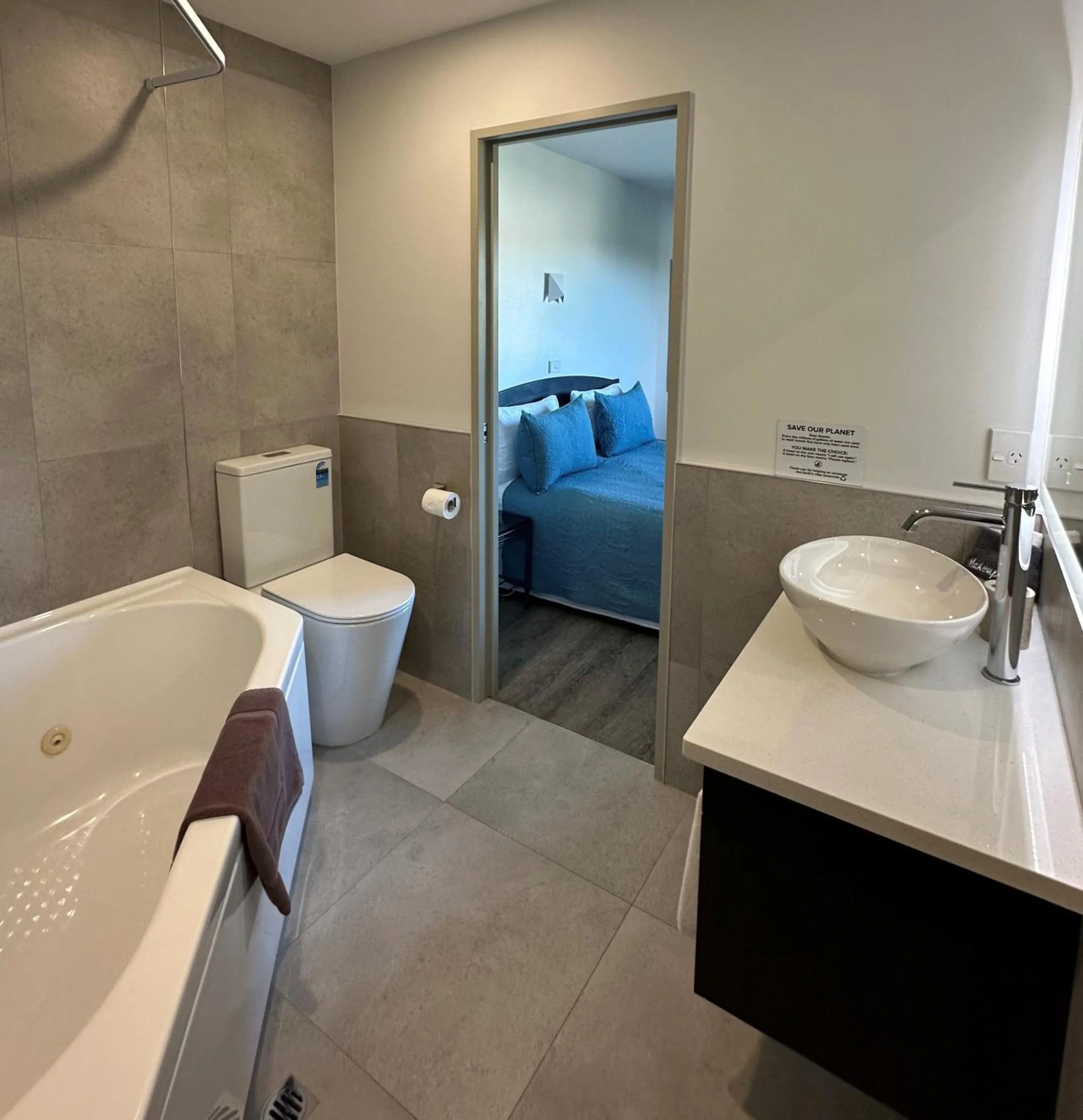 Bathroom in Baycourt Lakefront Motel