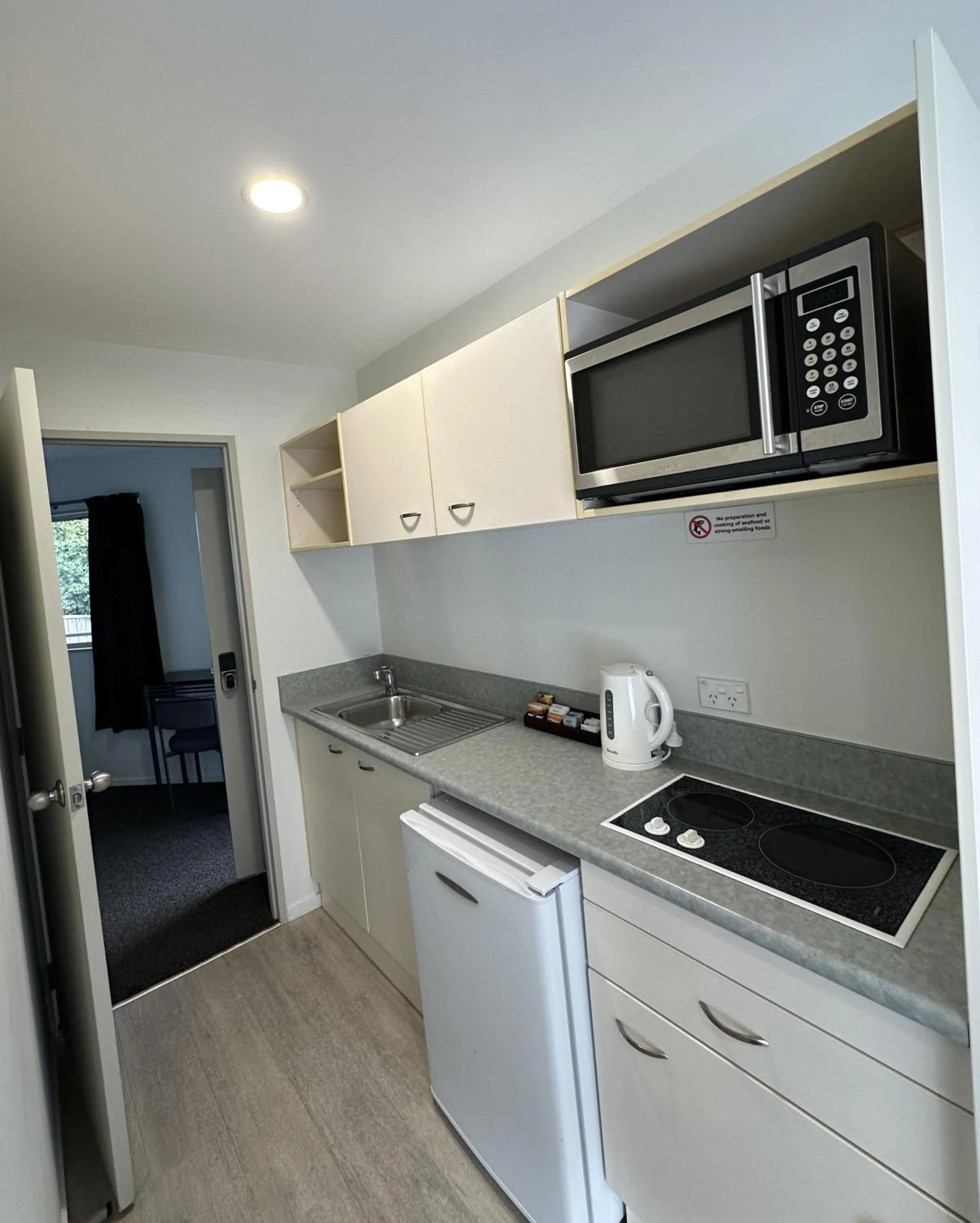 Kitchen or kitchenette in Baycourt Lakefront Motel