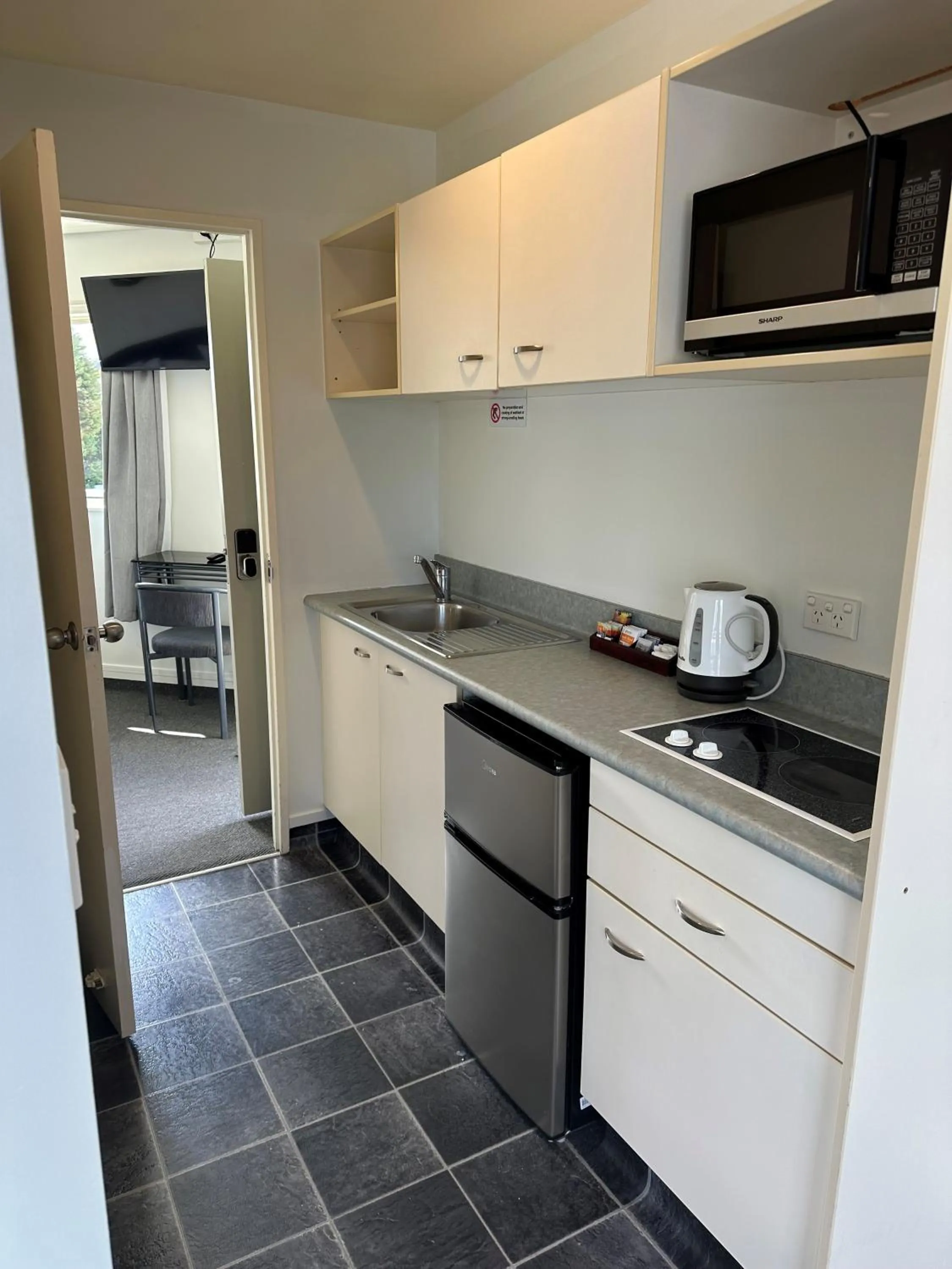 Kitchen or kitchenette in Baycourt Lakefront Motel