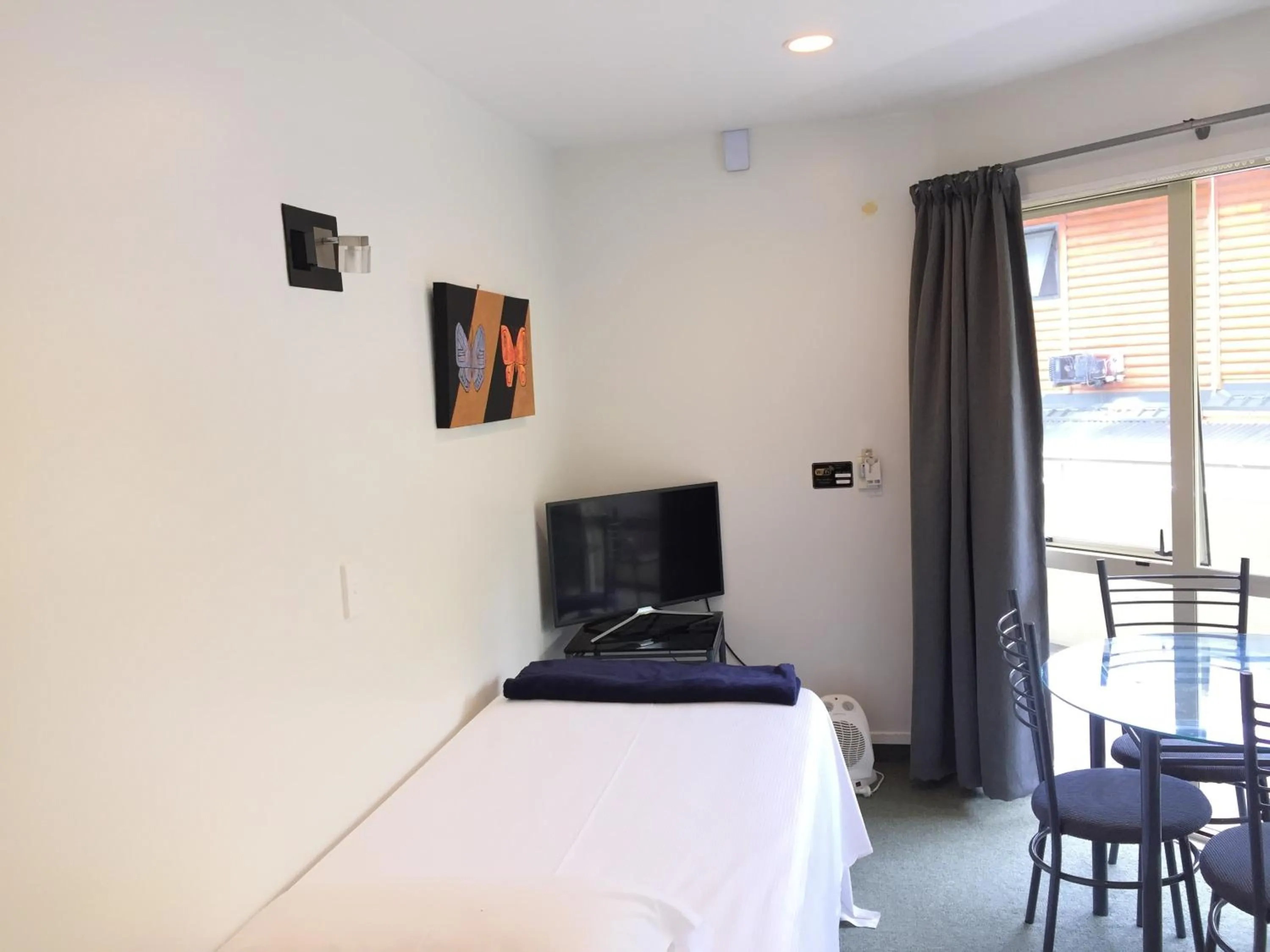 TV and multimedia, Bed in Baycourt Lakefront Motel