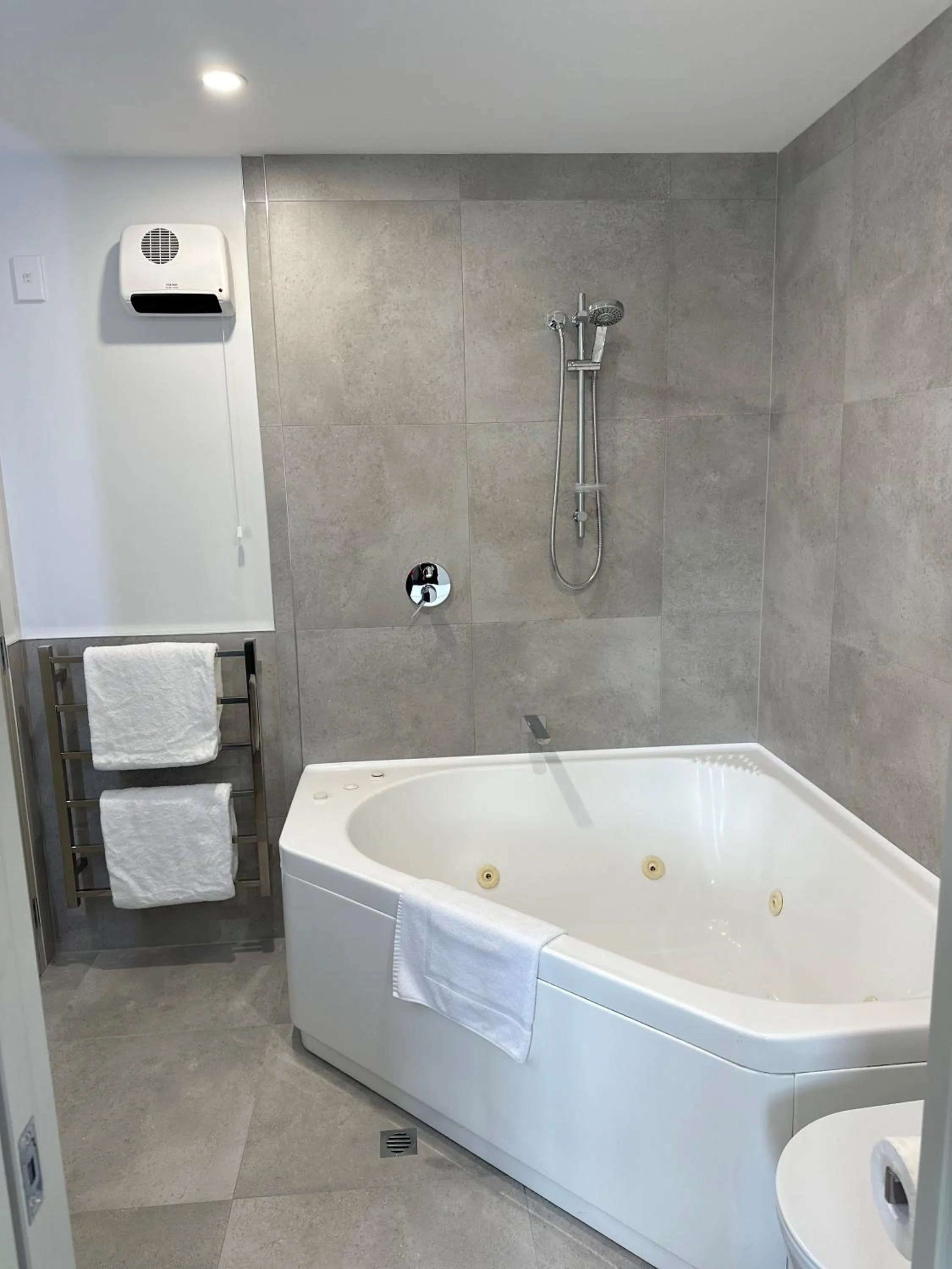 Bathroom in Baycourt Lakefront Motel