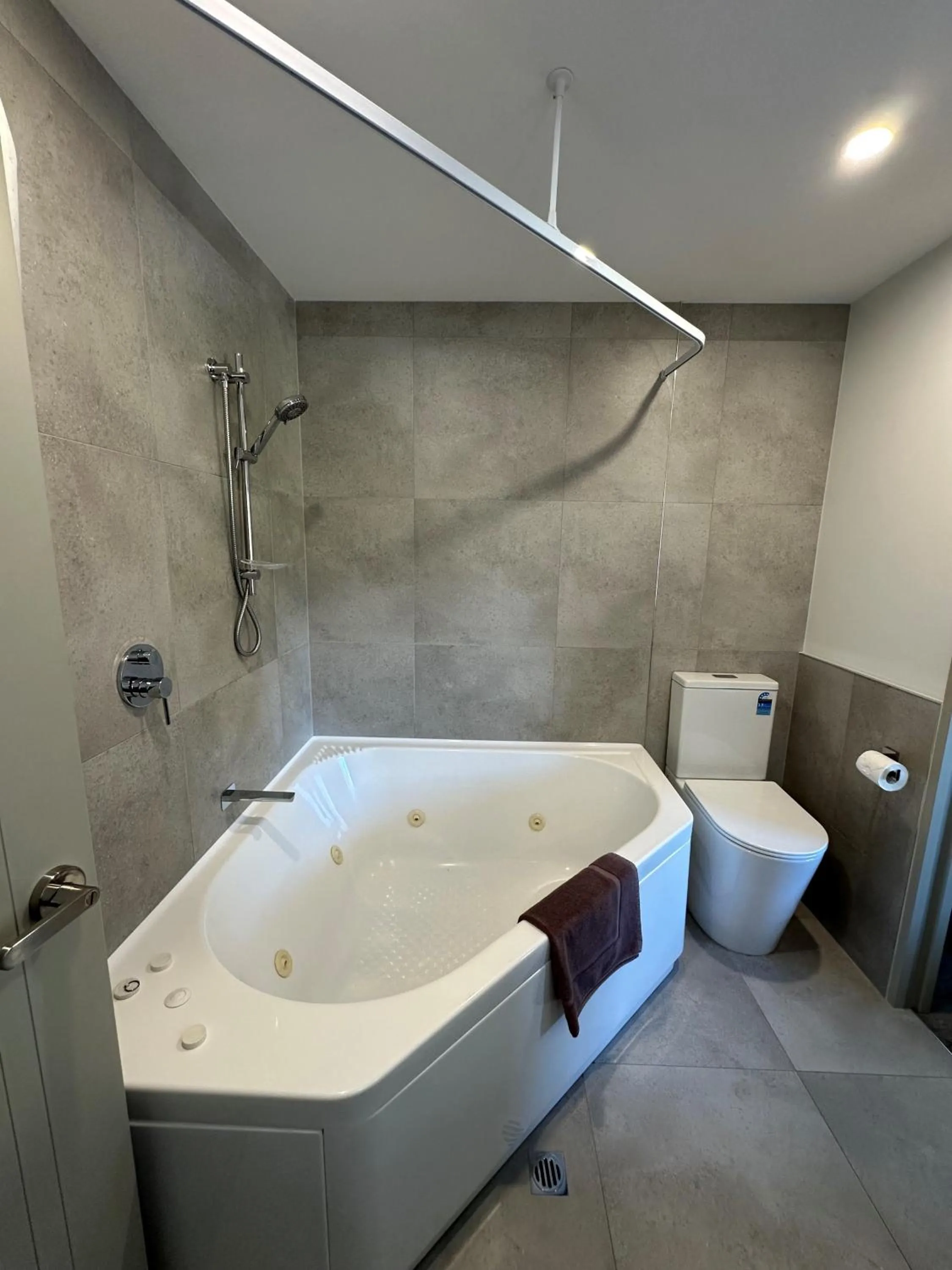 Bathroom in Baycourt Lakefront Motel