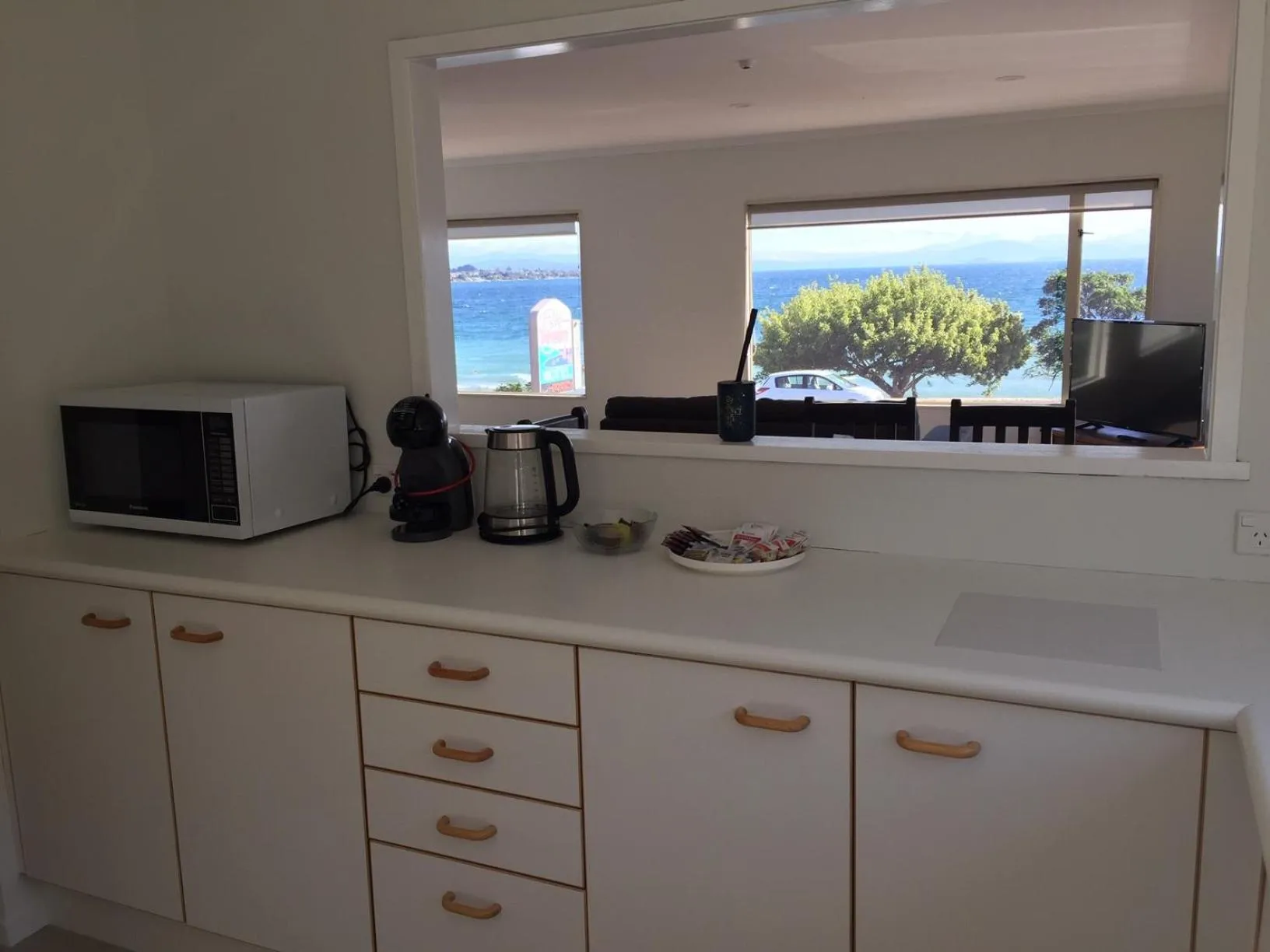 Kitchen or kitchenette in Baycourt Lakefront Motel