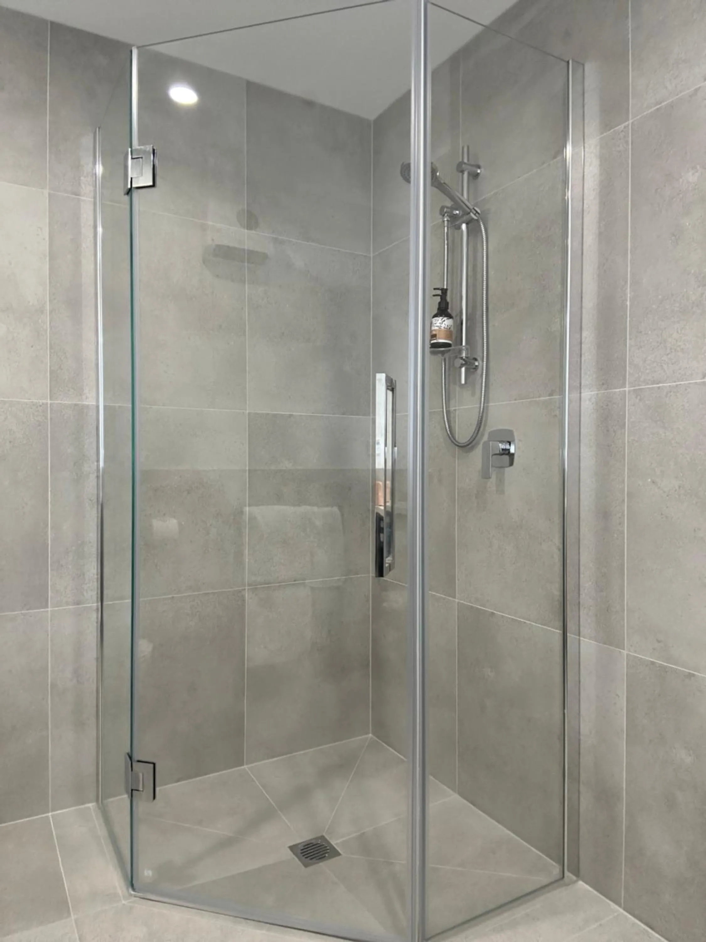 Shower in Baycourt Lakefront Motel