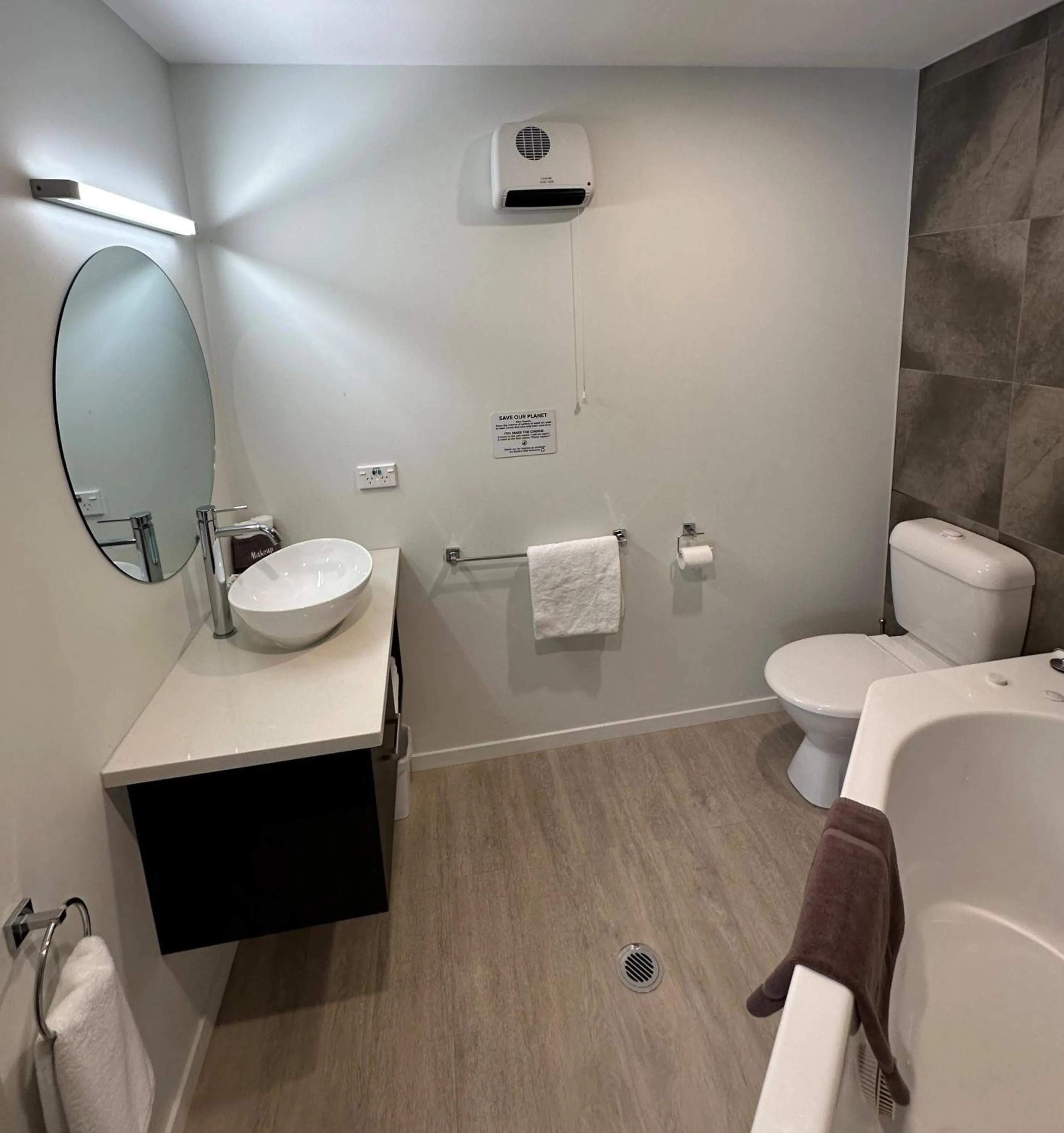 Bathroom in Baycourt Lakefront Motel