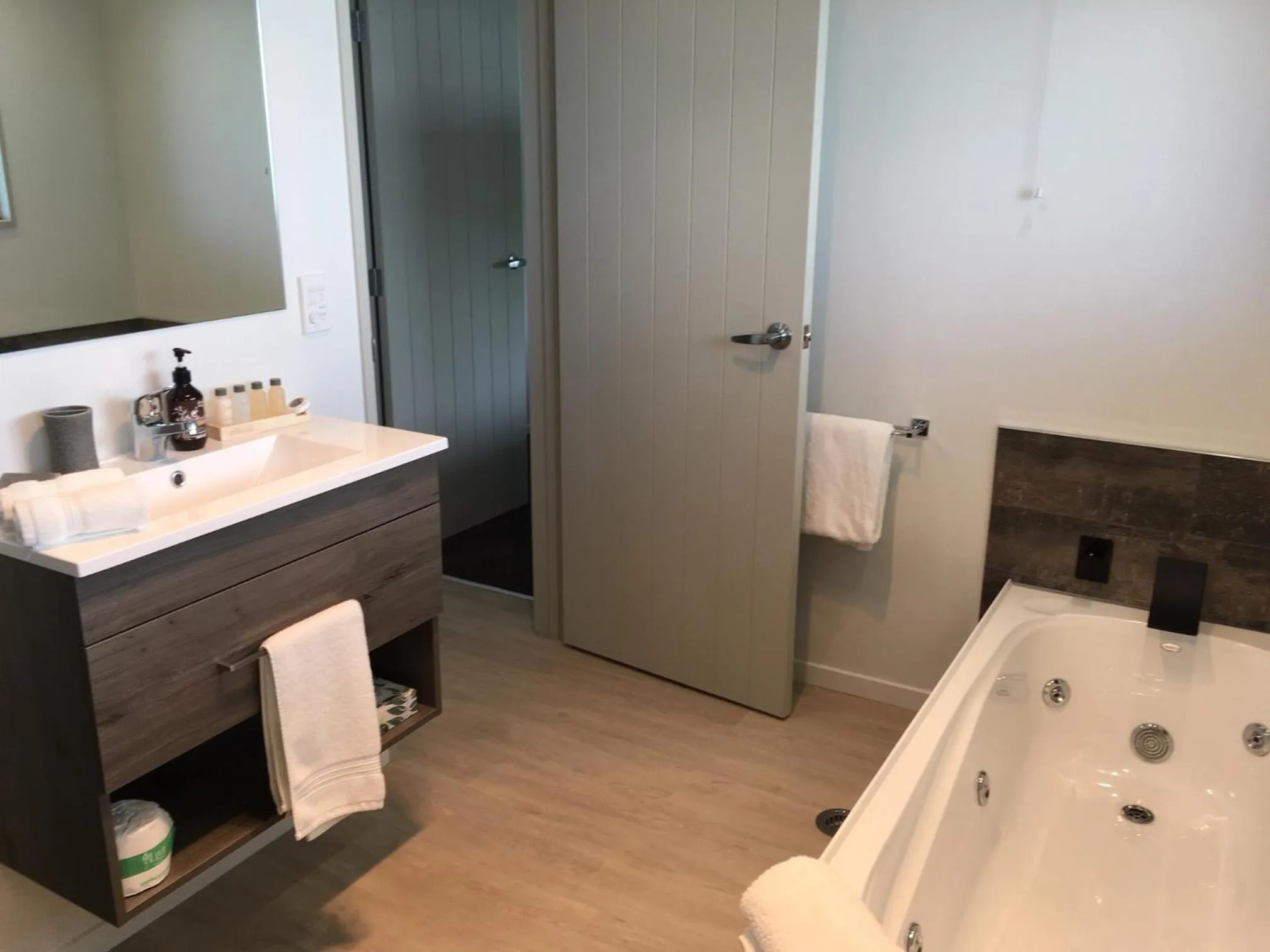 Bathroom in Baycourt Lakefront Motel