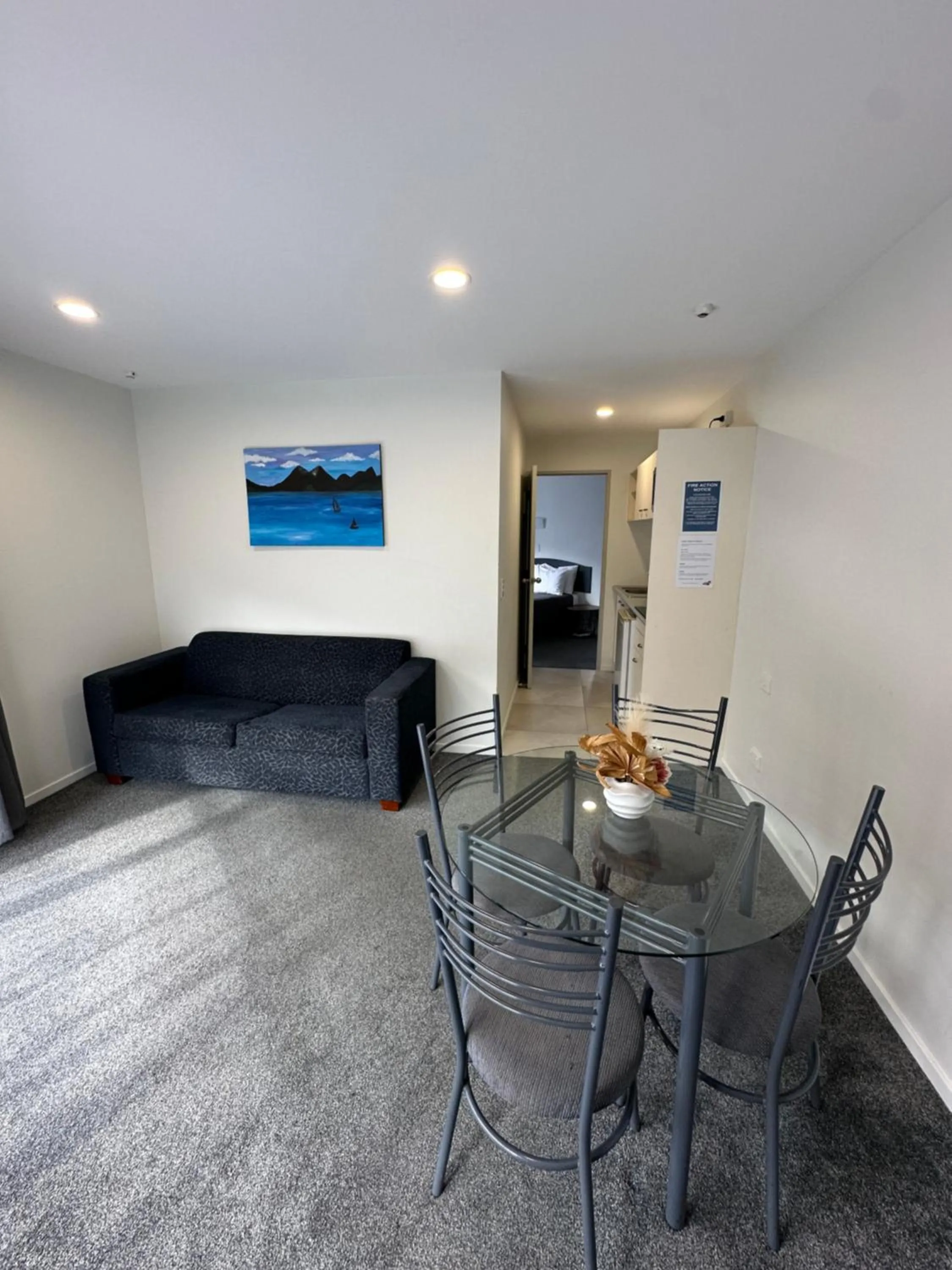 Living room in Baycourt Lakefront Motel