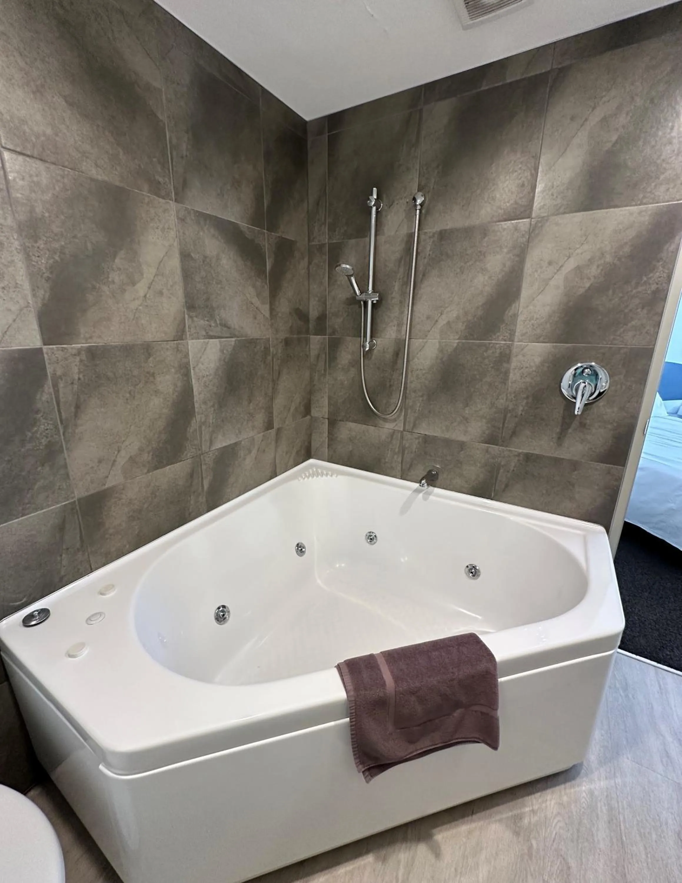 Bathroom in Baycourt Lakefront Motel