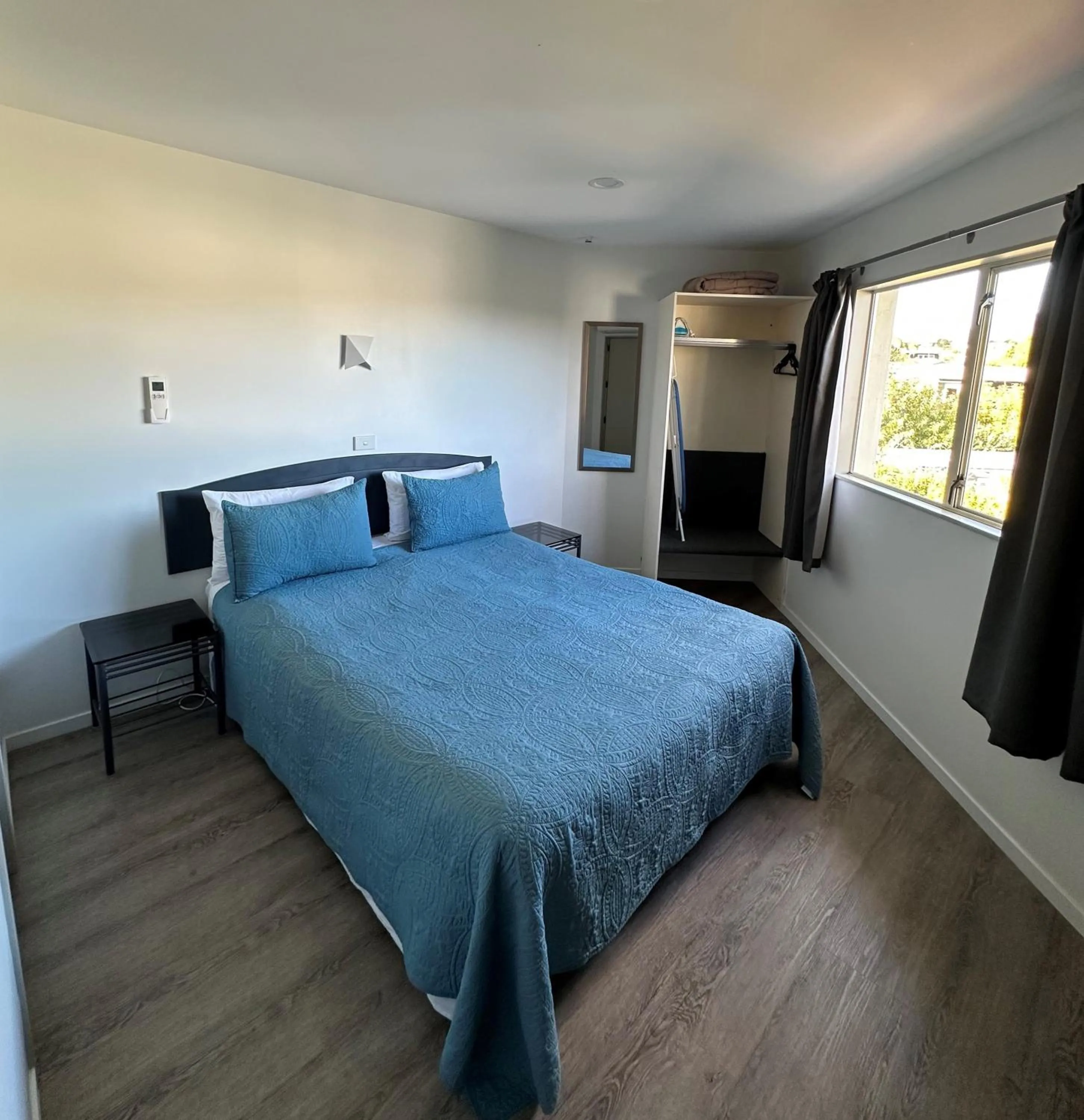 Bedroom, Bed in Baycourt Lakefront Motel