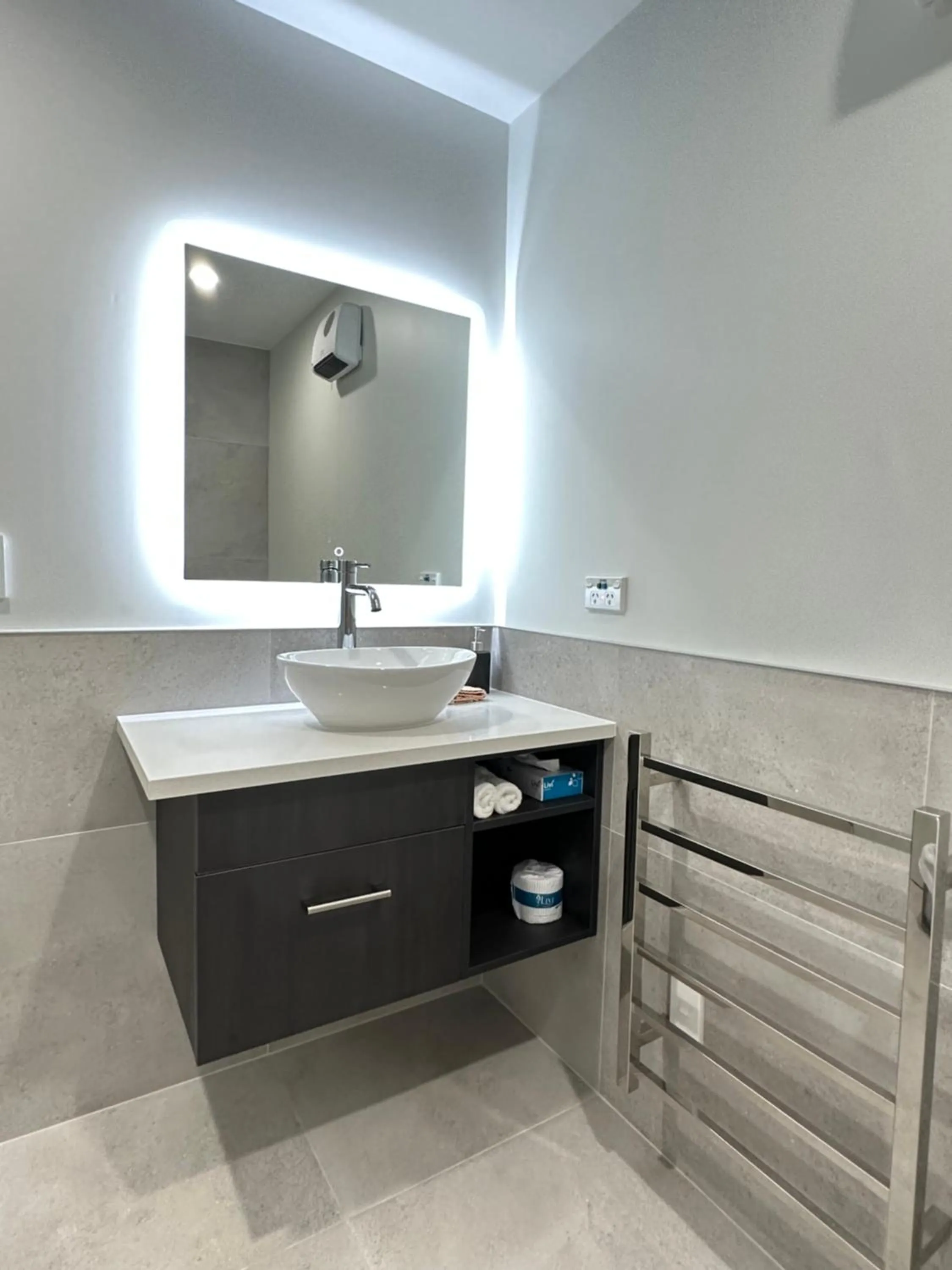 Bathroom in Baycourt Lakefront Motel