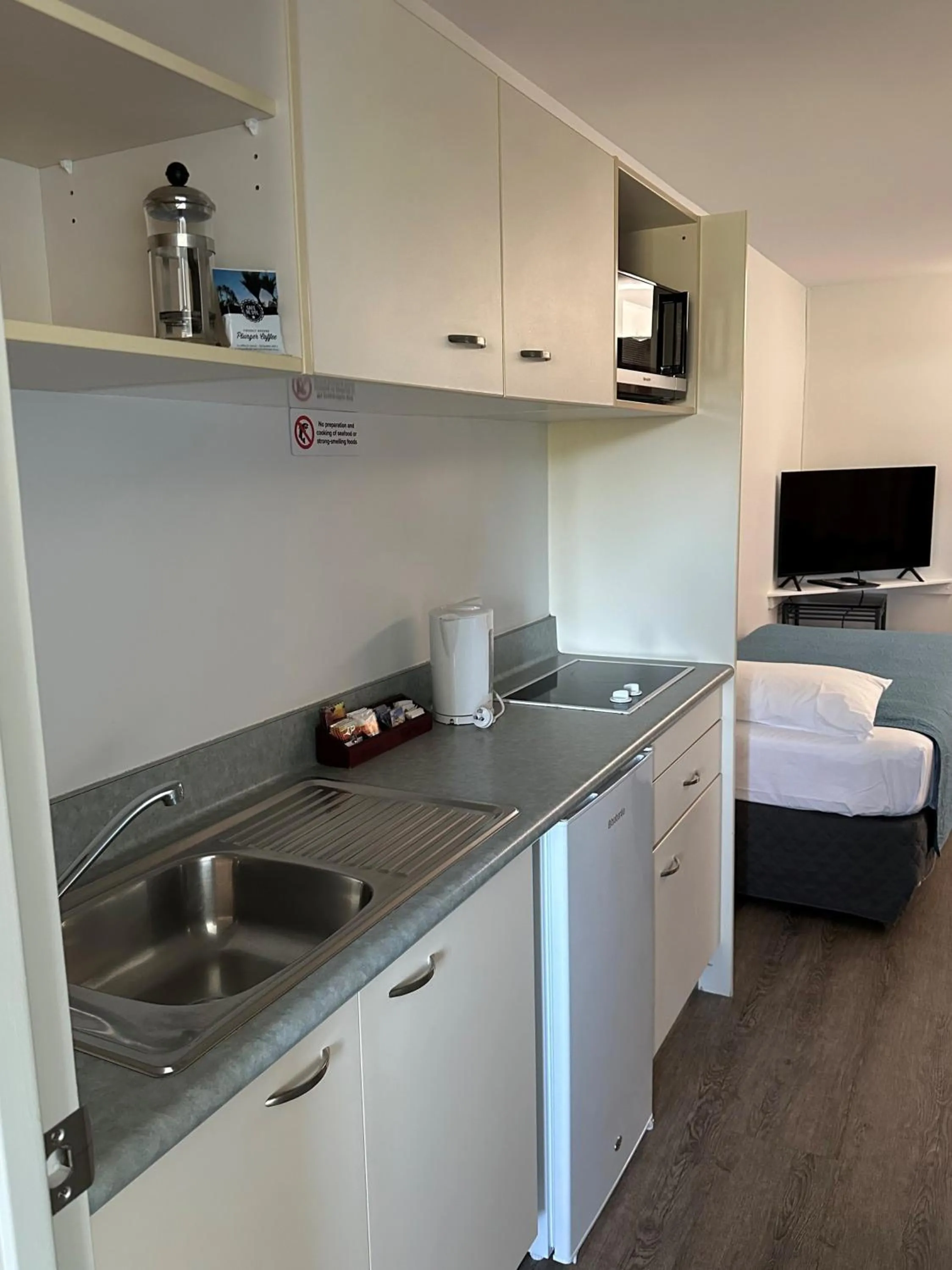 kitchen in Baycourt Lakefront Motel