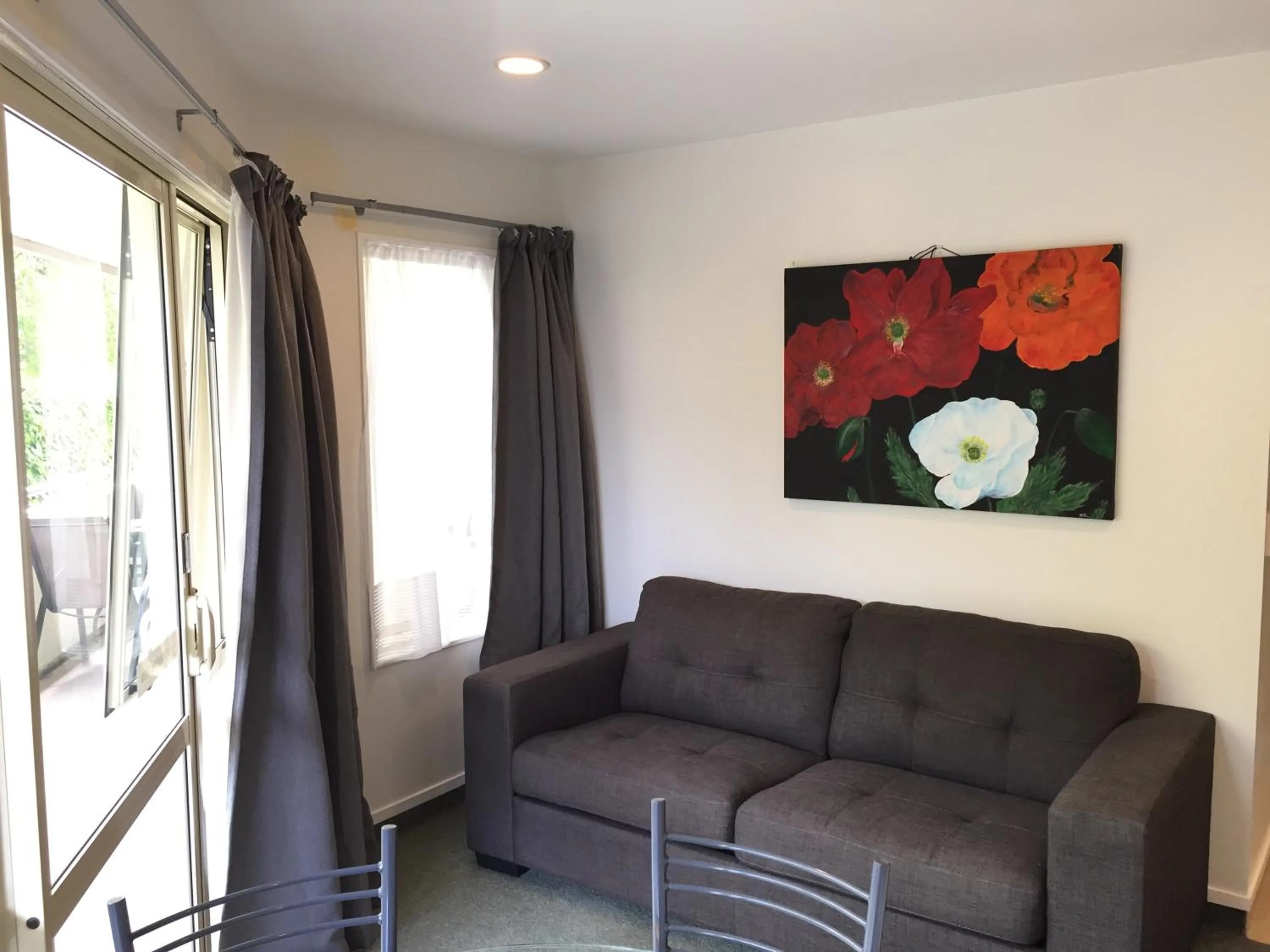 Living room in Baycourt Lakefront Motel