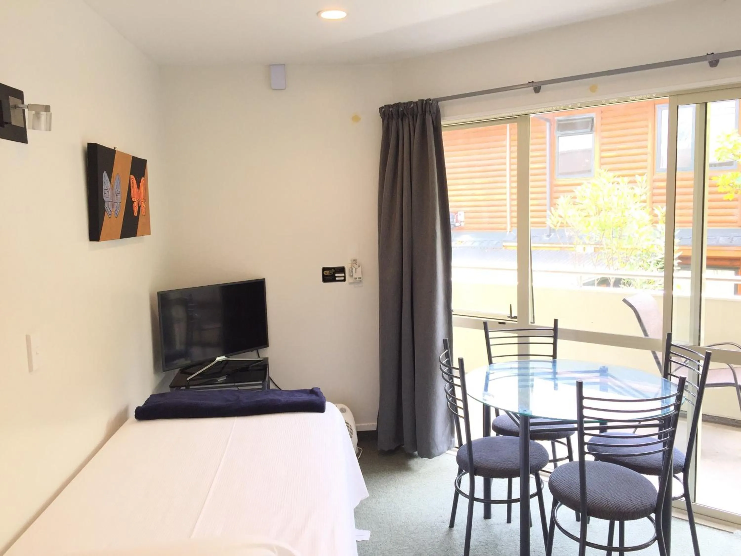 TV and multimedia, Bed in Baycourt Lakefront Motel