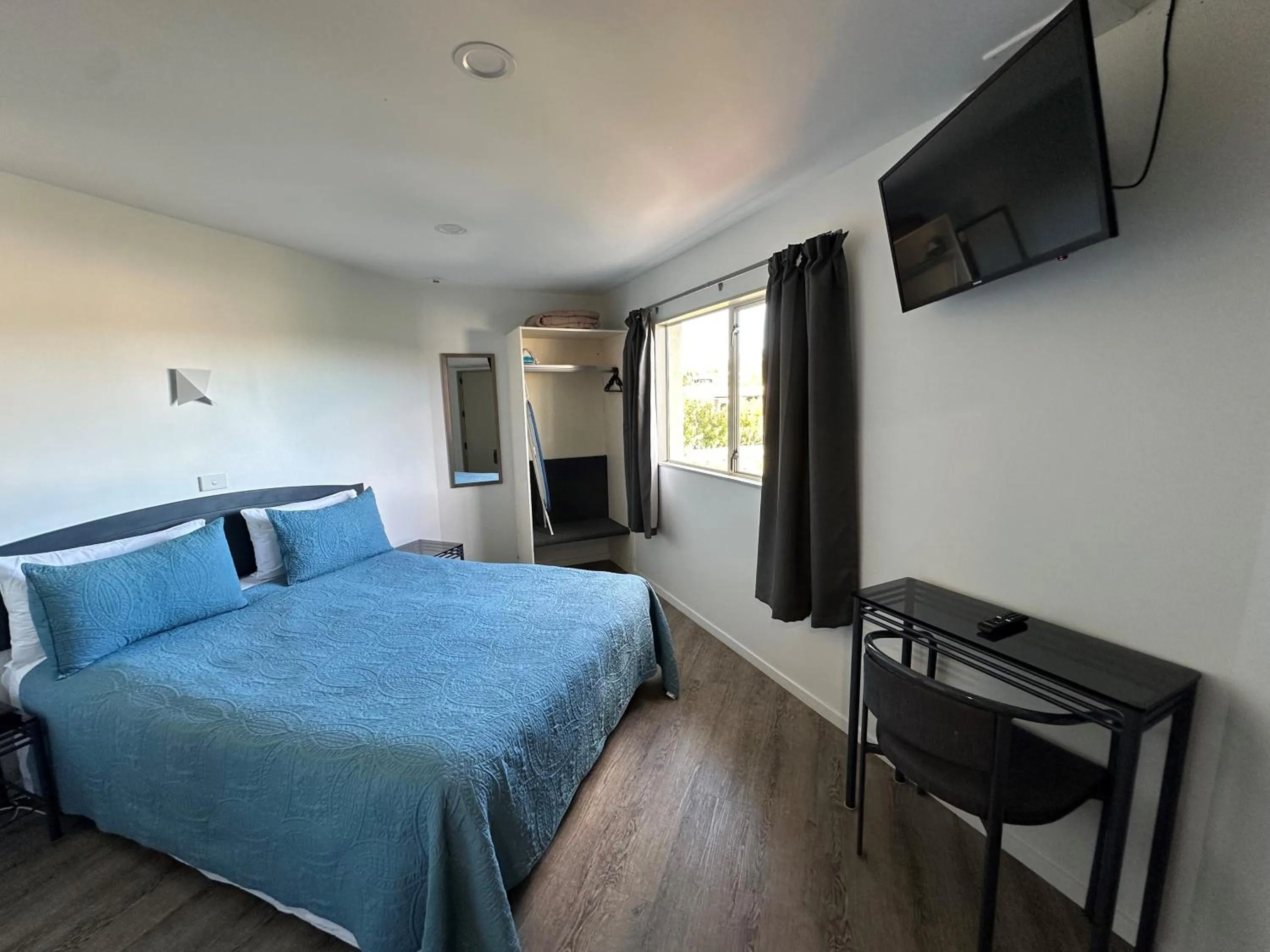 Bedroom, Bed in Baycourt Lakefront Motel