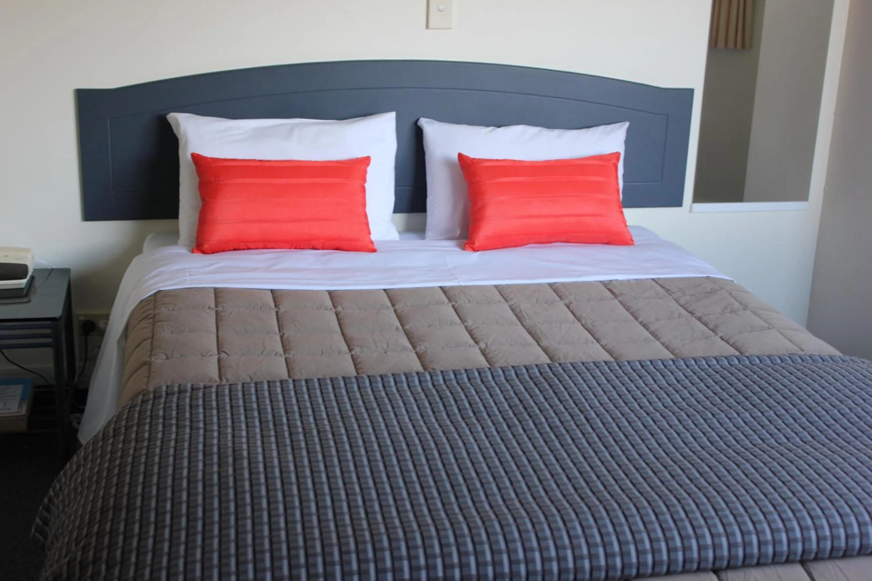 Bedroom, Bed in Baycourt Lakefront Motel