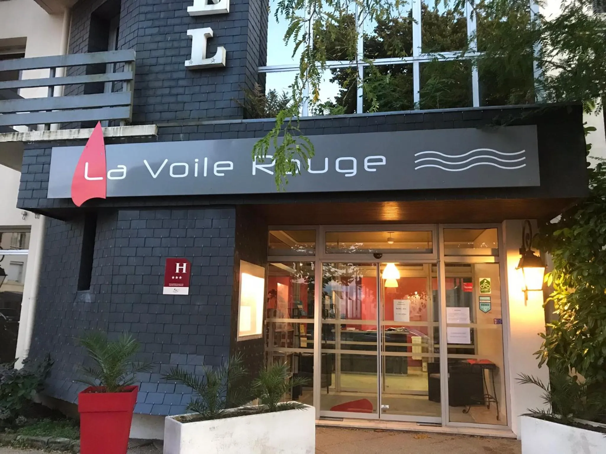Facade/entrance in La Voile Rouge