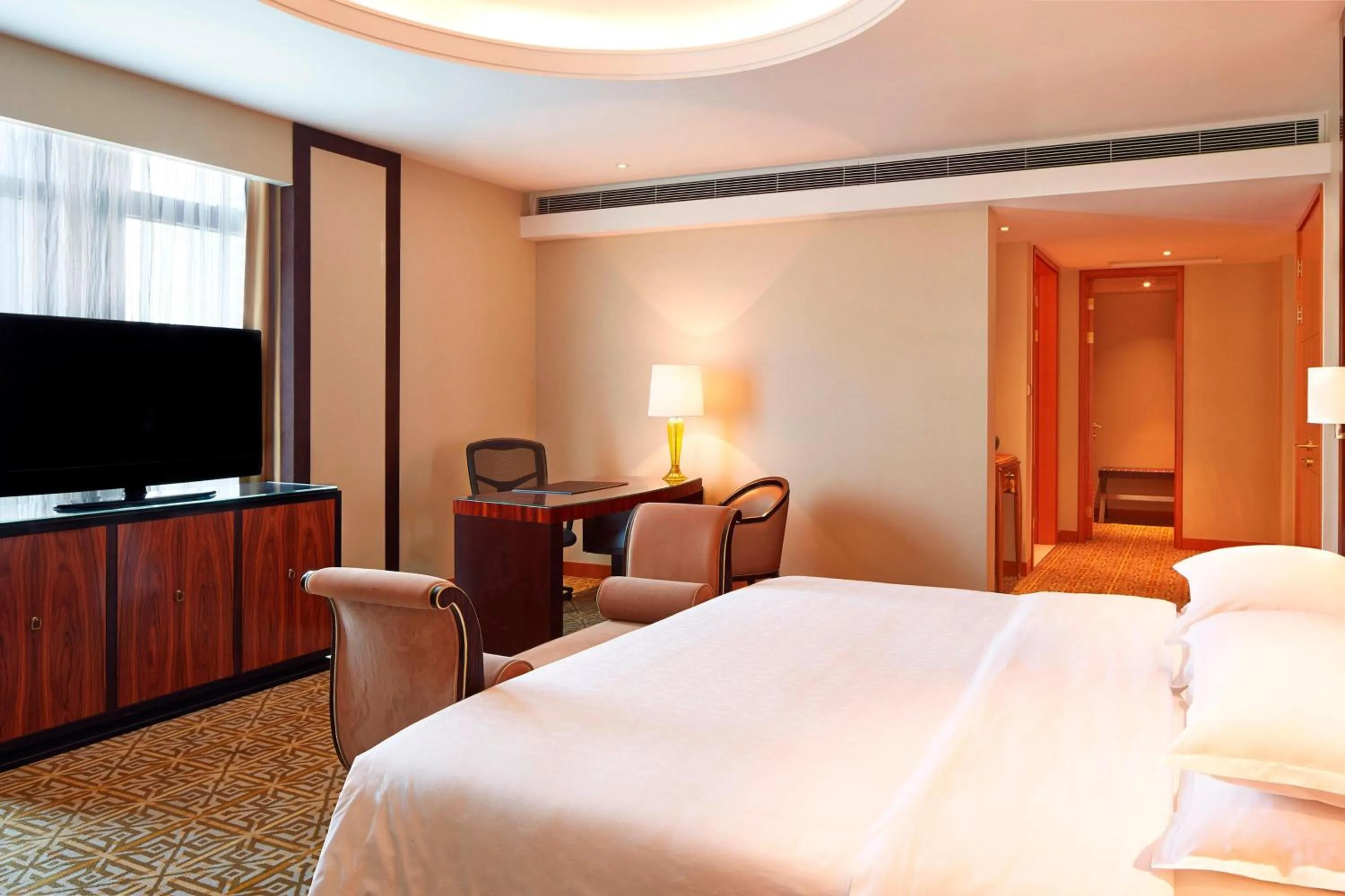 Photo of the whole room, Bed in Sheraton Jinan Hotel
