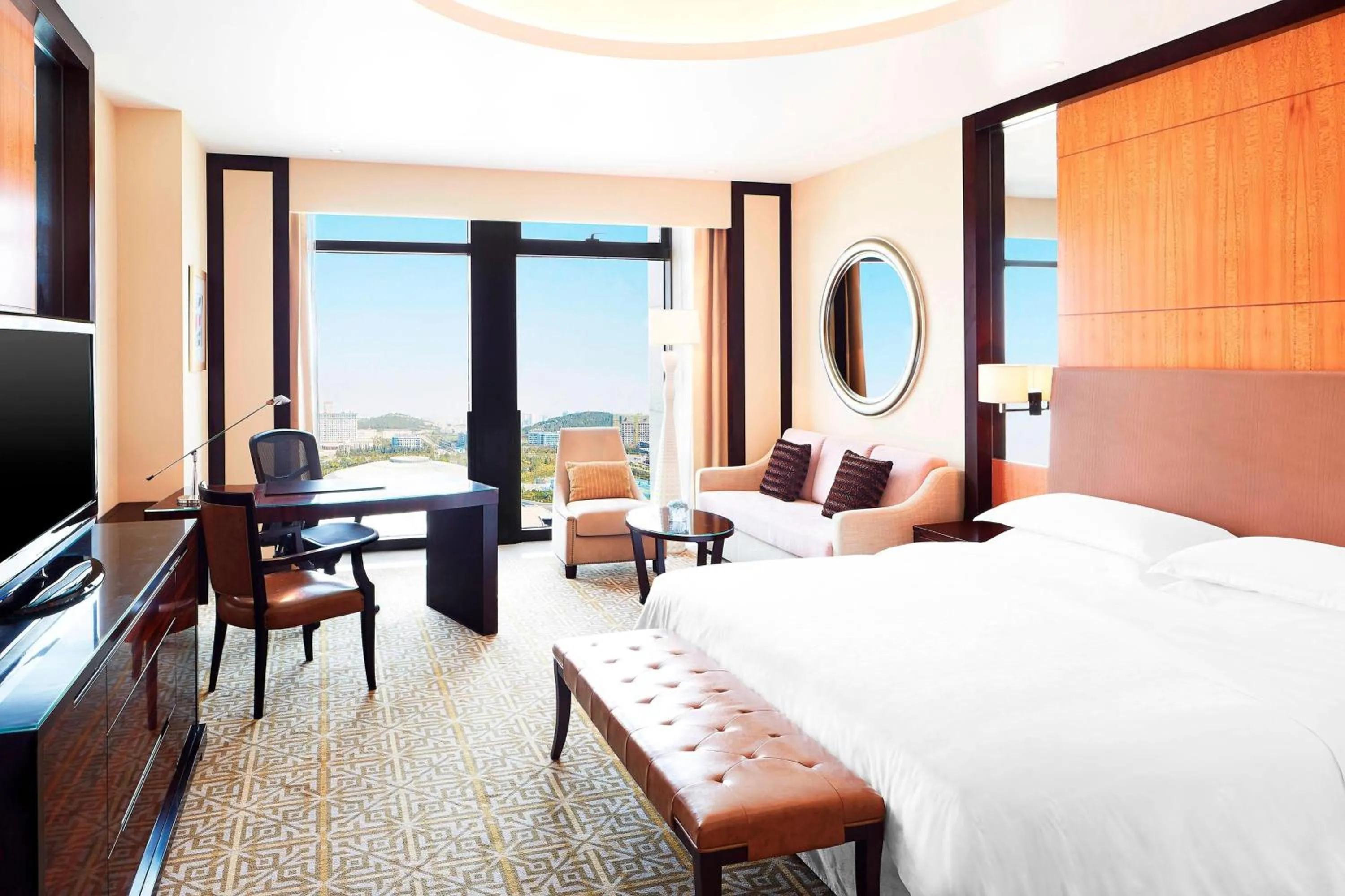 Photo of the whole room, Bed in Sheraton Jinan Hotel