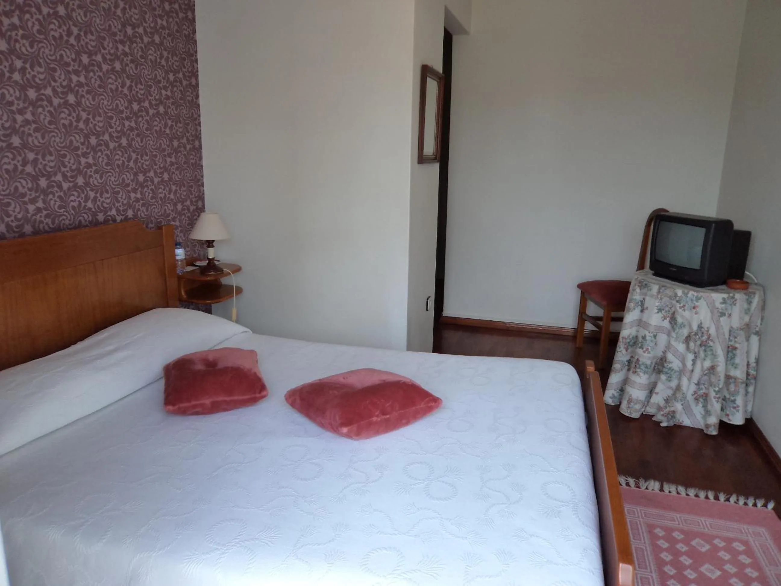 Bedroom, Bed in Marazul