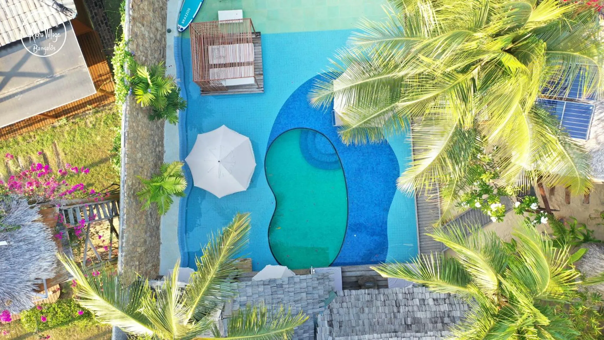 Swimming pool in Aloha Village Bangalôs