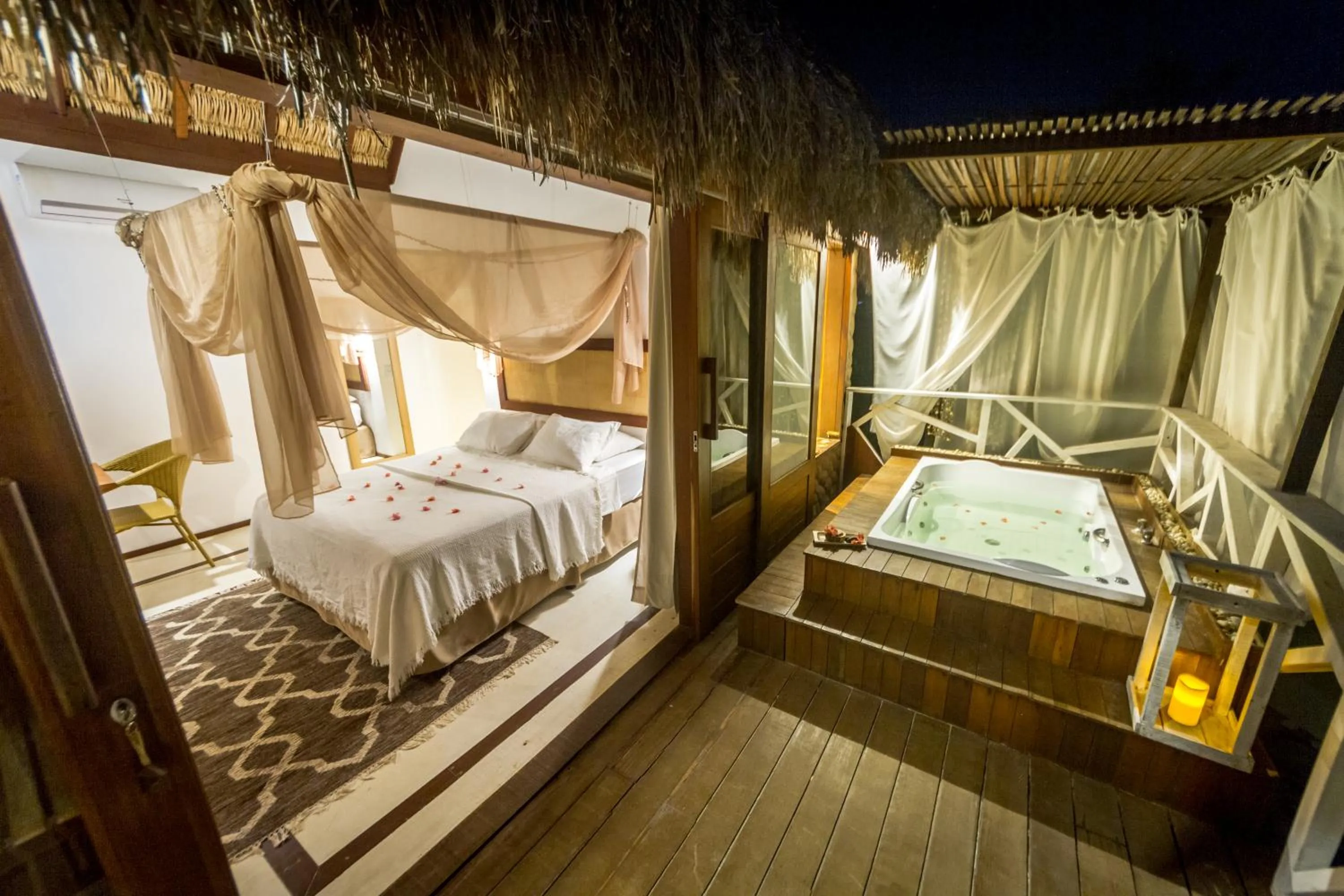 Hot Tub in Aloha Village Bangalôs