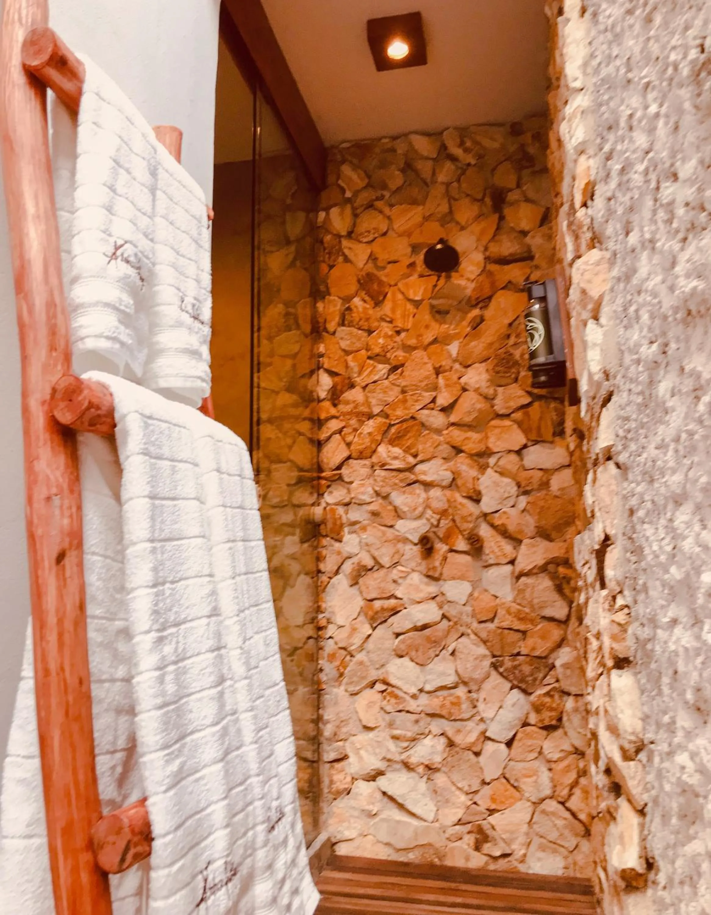 Bathroom in Aloha Village Bangalôs