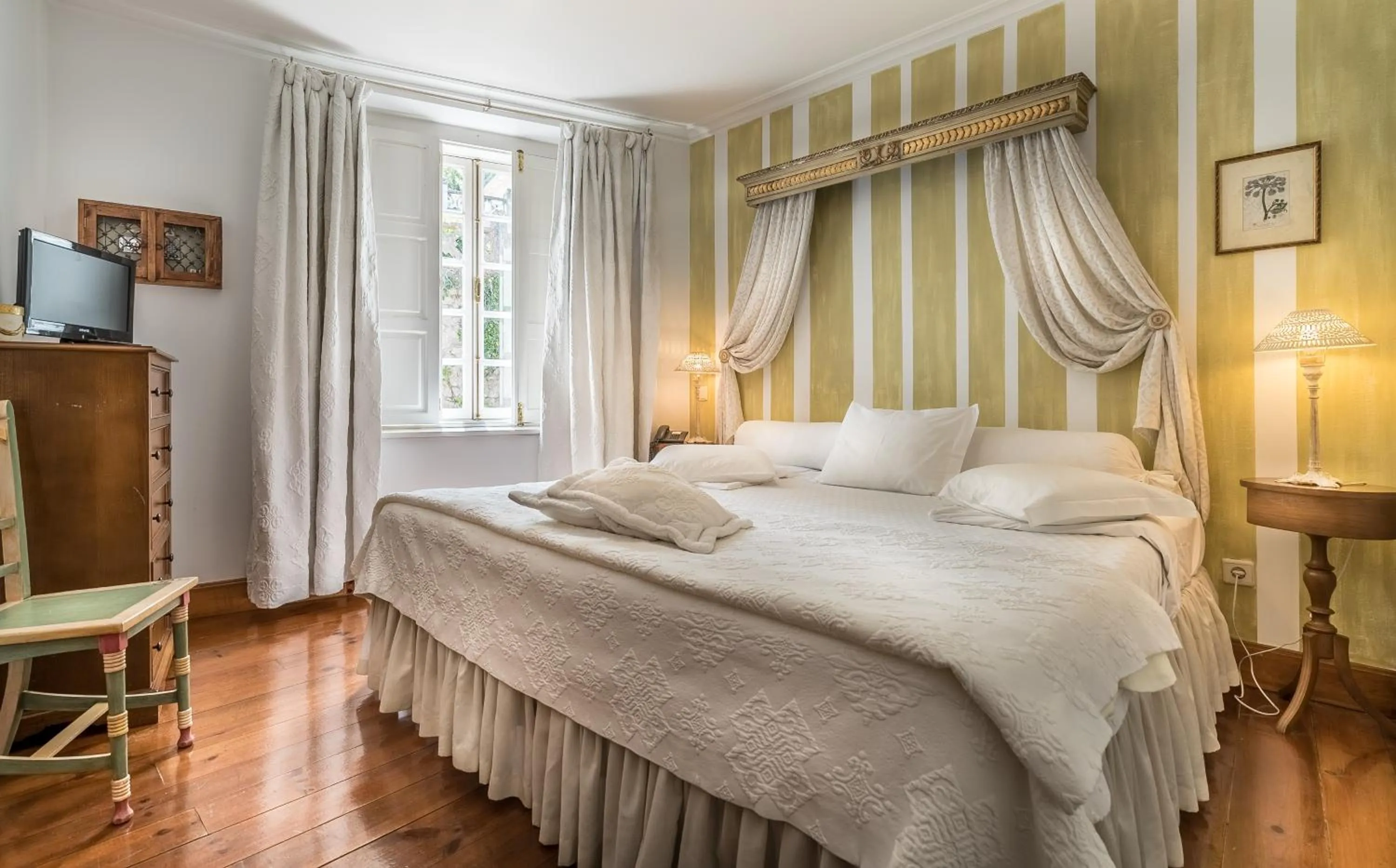 Photo of the whole room, Bed in Lawrences Hotel