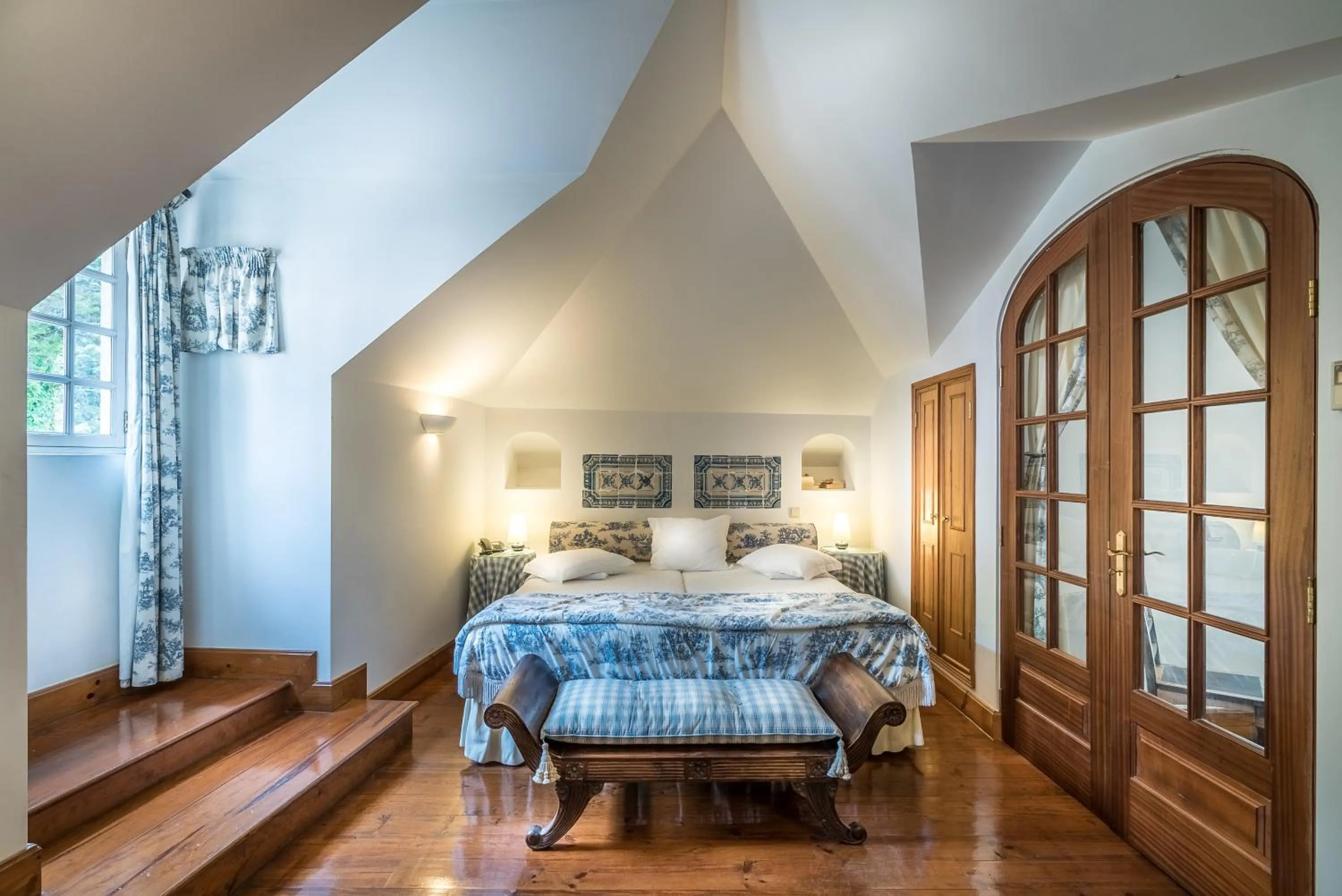 Photo of the whole room, Bed in Lawrences Hotel