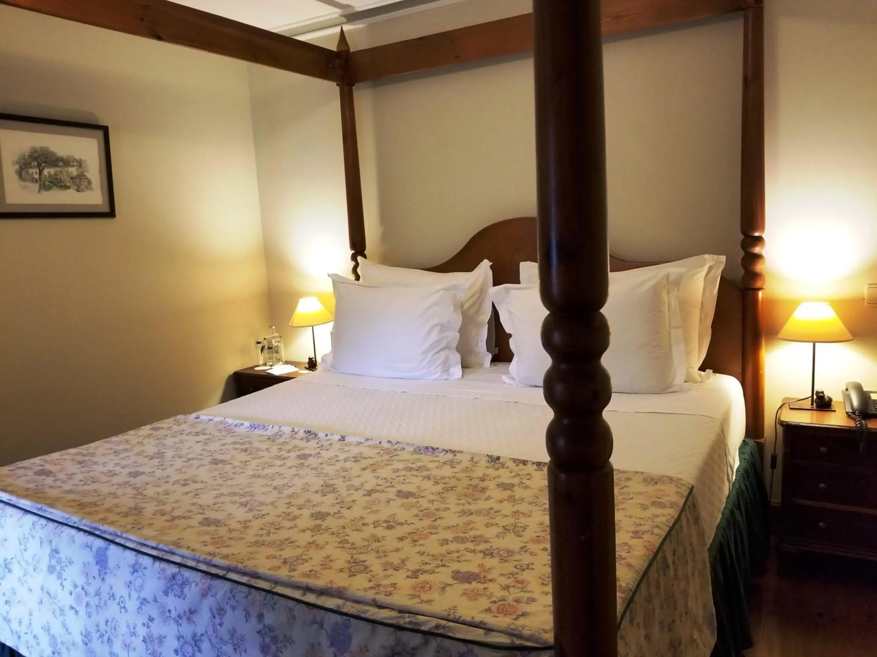 Bedroom, Bed in Lawrences Hotel Bedroom, Bed in Lawrences Hotel