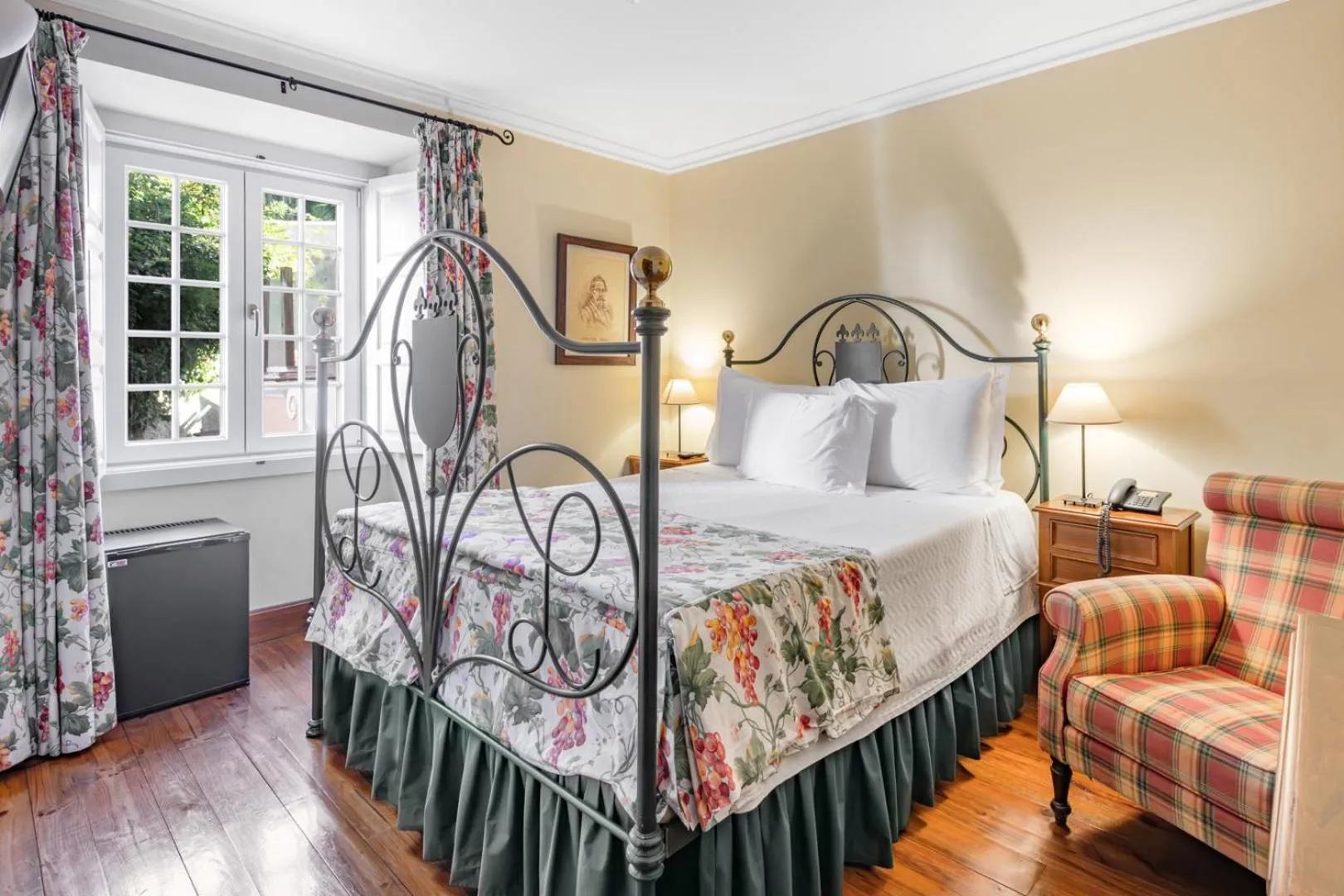 Property building, Bed in Lawrences Hotel