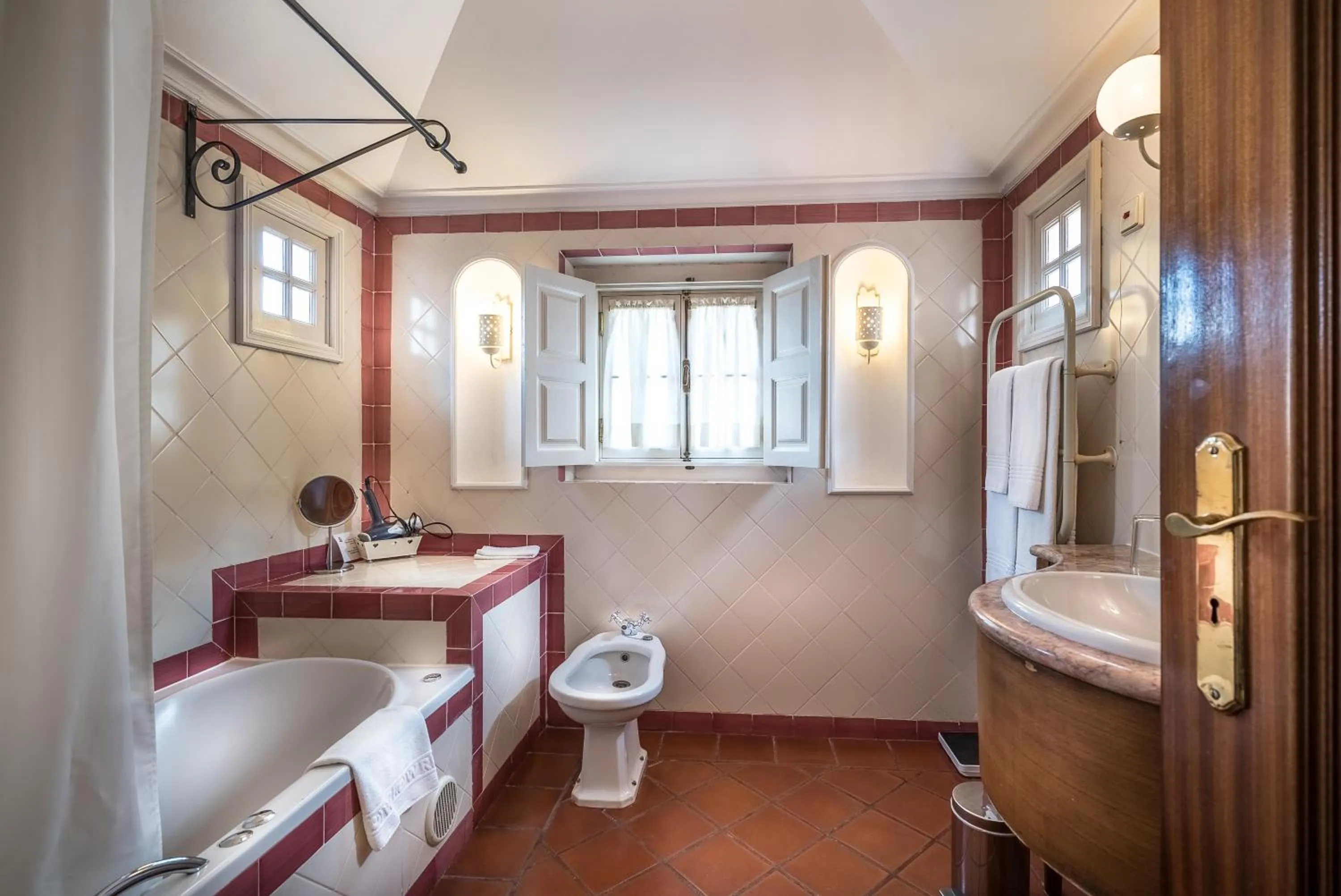 Bathroom, Bed in Lawrences Hotel