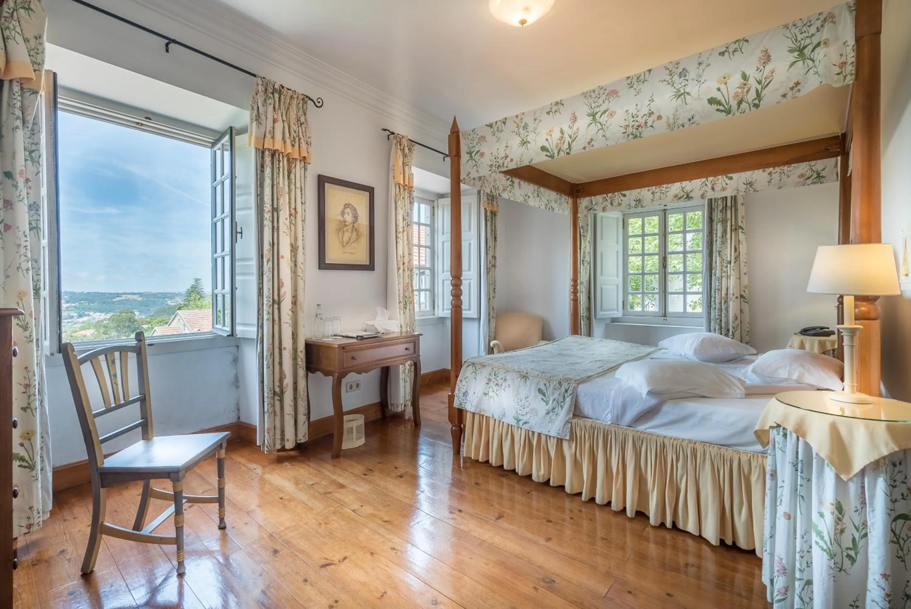 Photo of the whole room, Bed in Lawrences Hotel