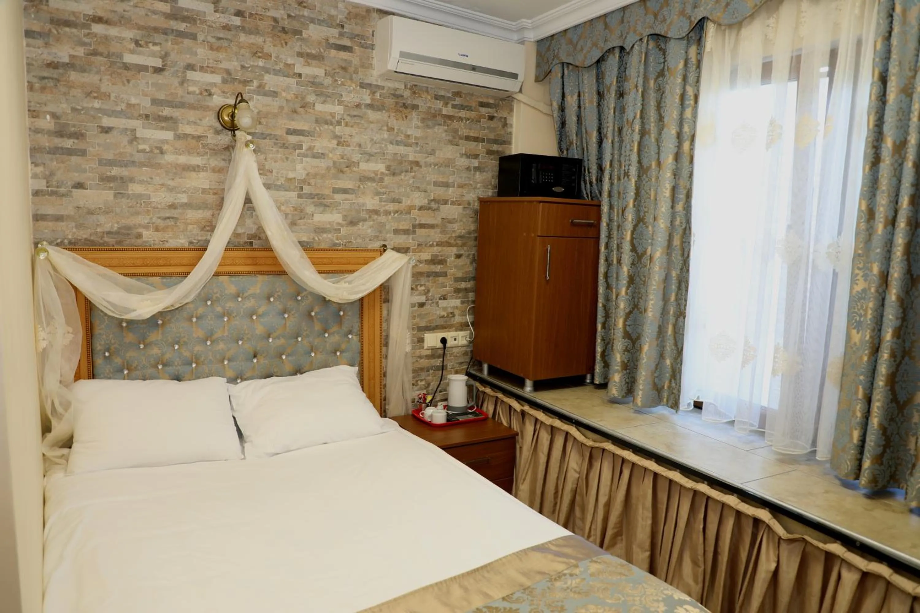 Photo of the whole room, Bed in Seahouse Suites