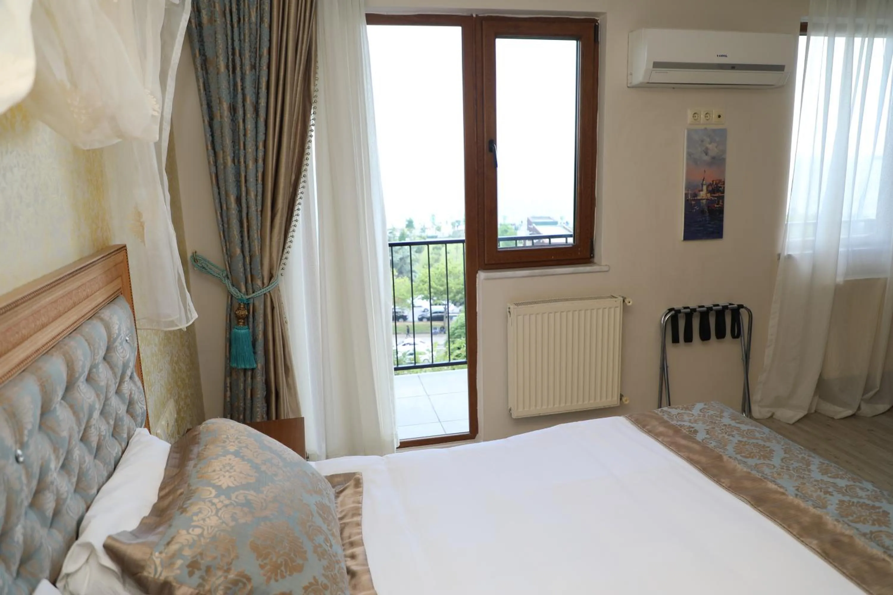 Photo of the whole room, Bed in Seahouse Suites