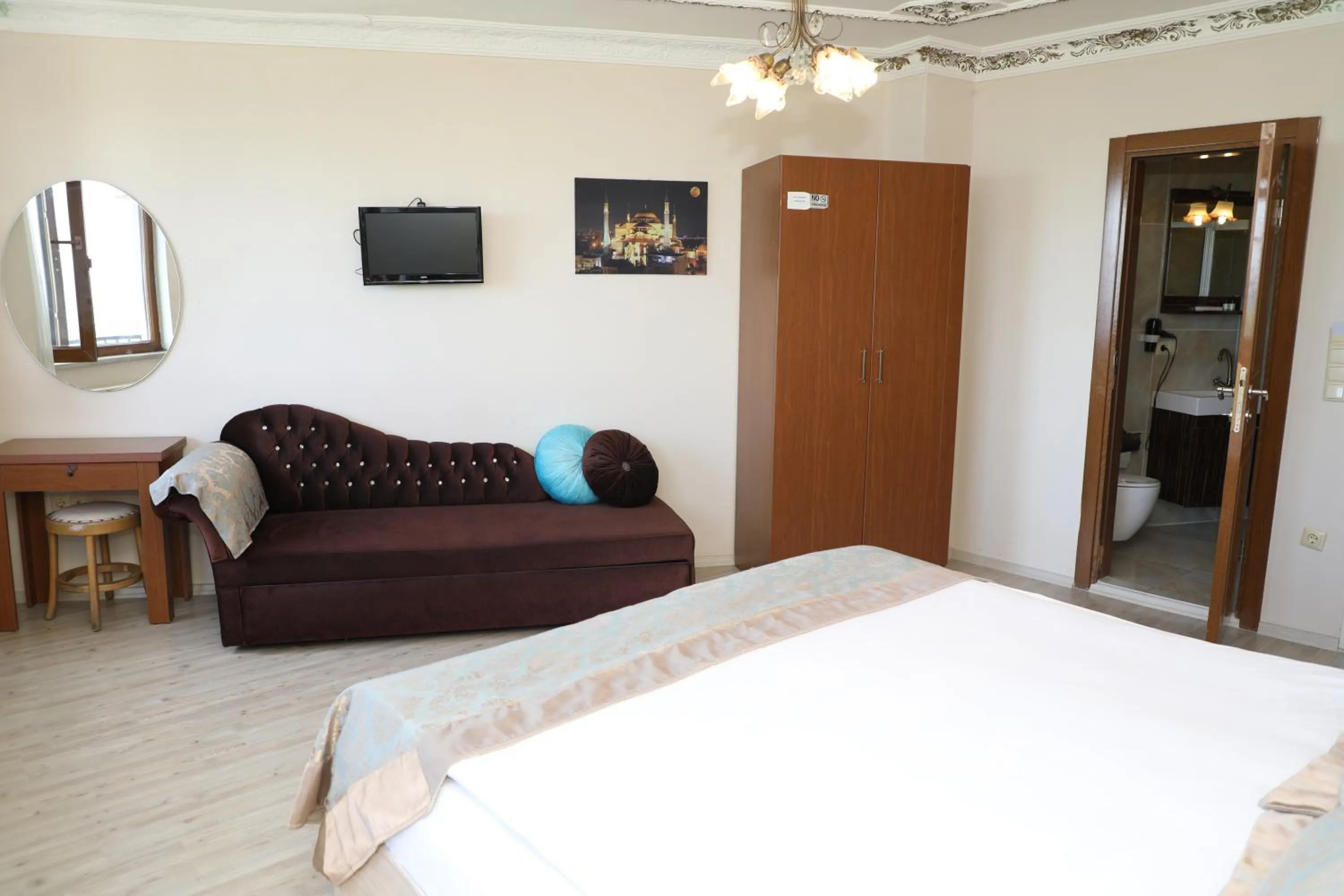 Photo of the whole room, Bed in Seahouse Suites