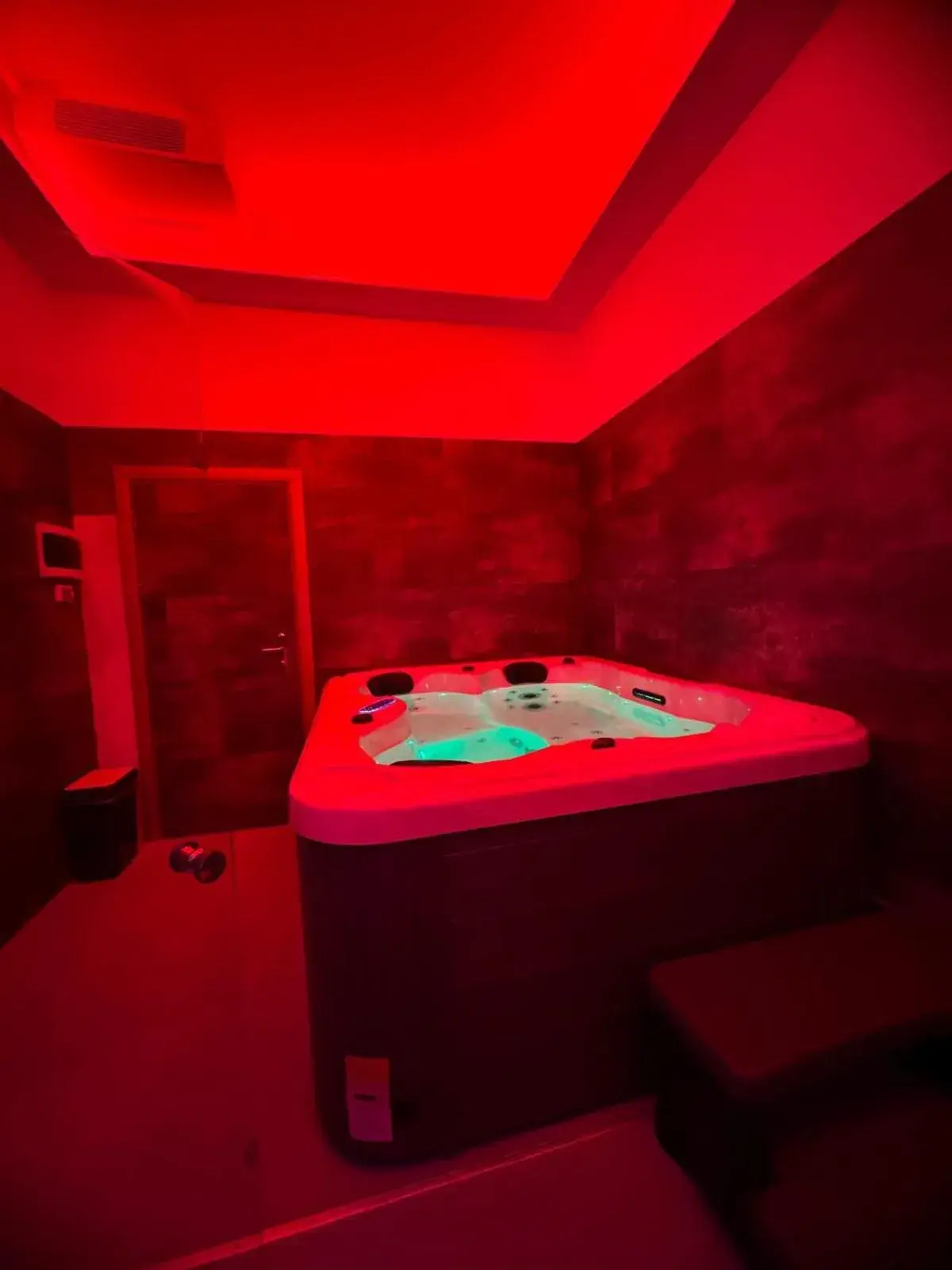 Hot Tub, Bathroom in Hotel Butterfly