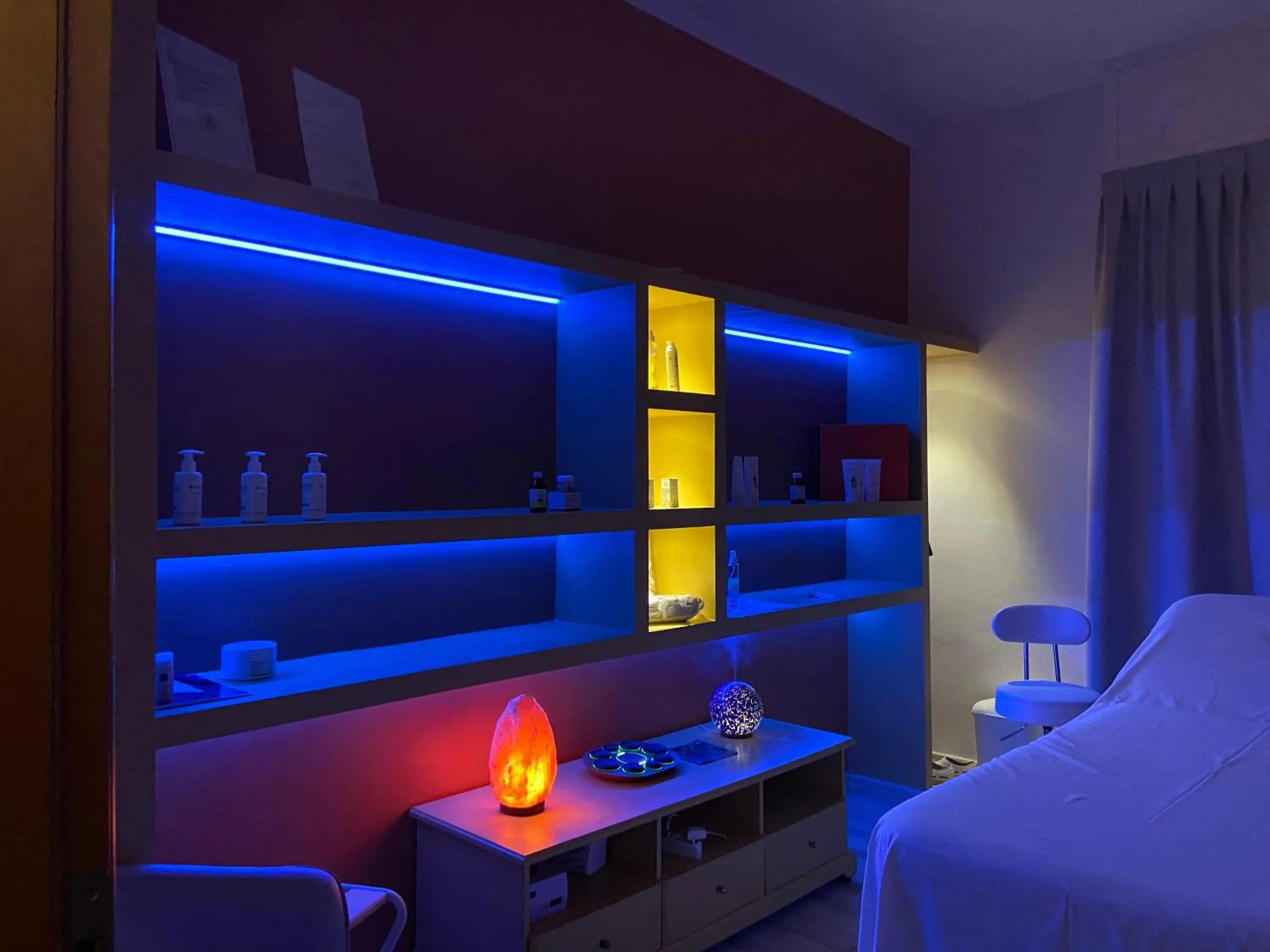 Massage, TV/Entertainment Center in Hotel Butterfly