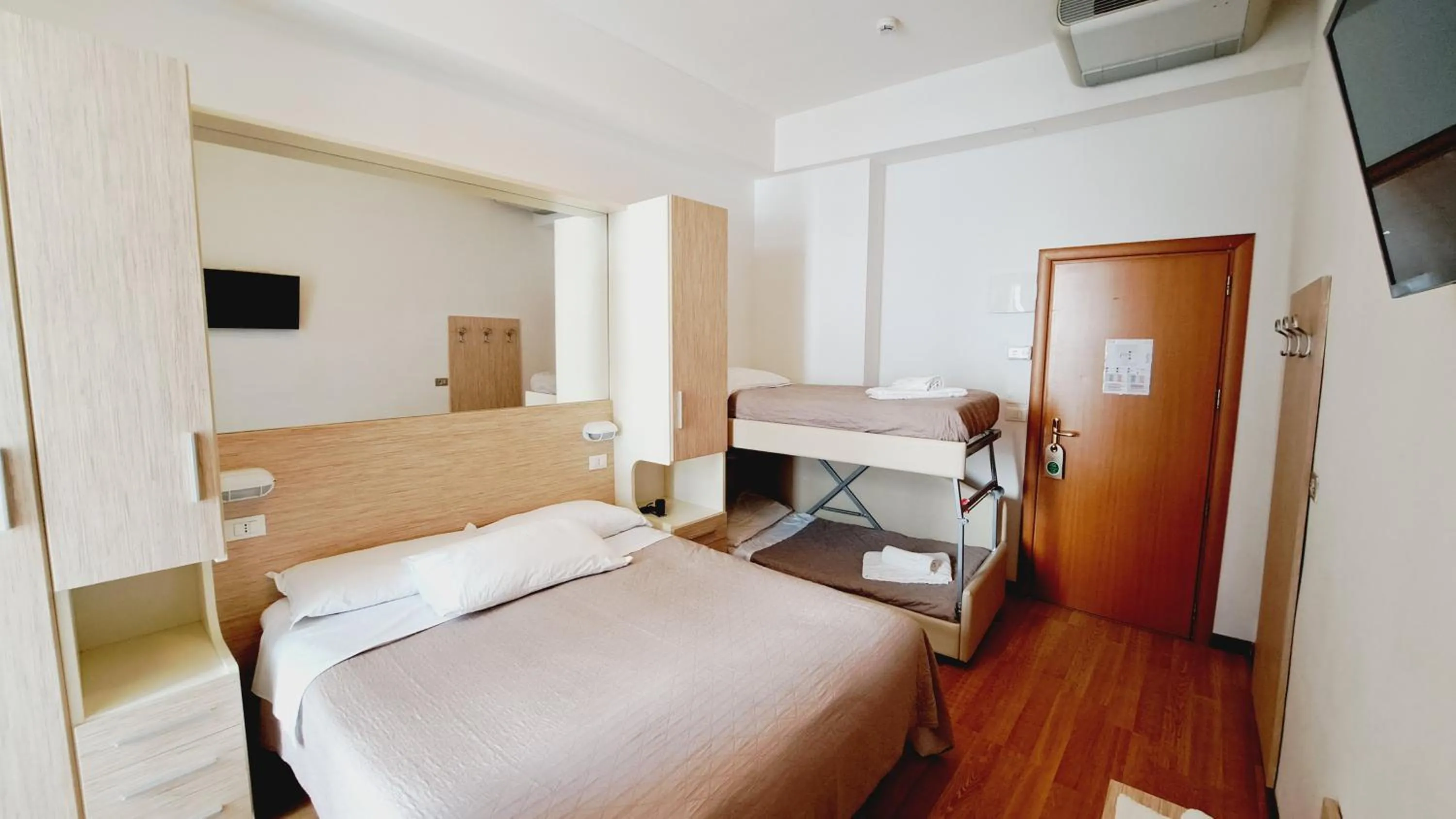 Photo of the whole room, Bed in Hotel Butterfly Wellness & Spa