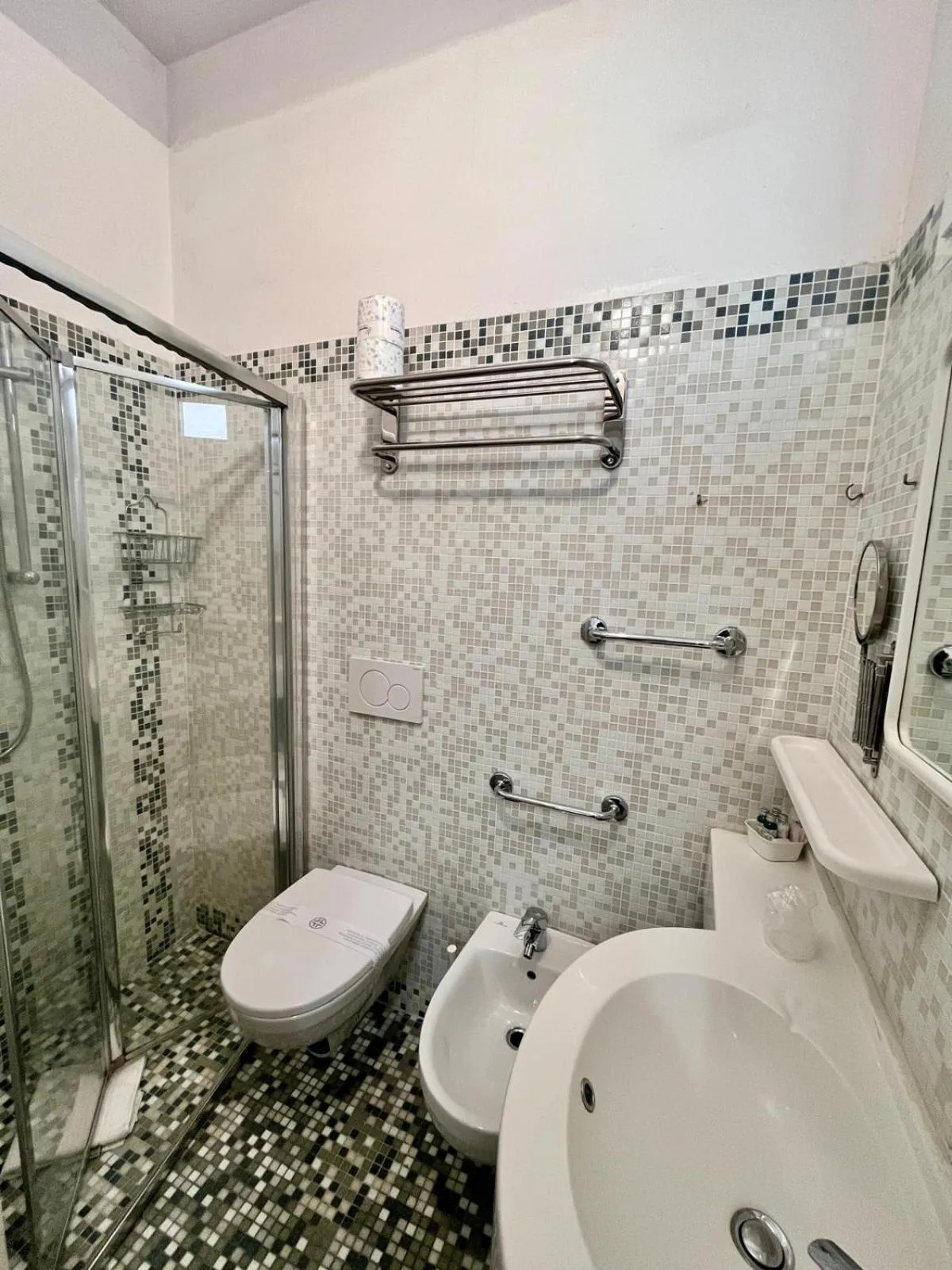 Shower in Hotel Villa Madana