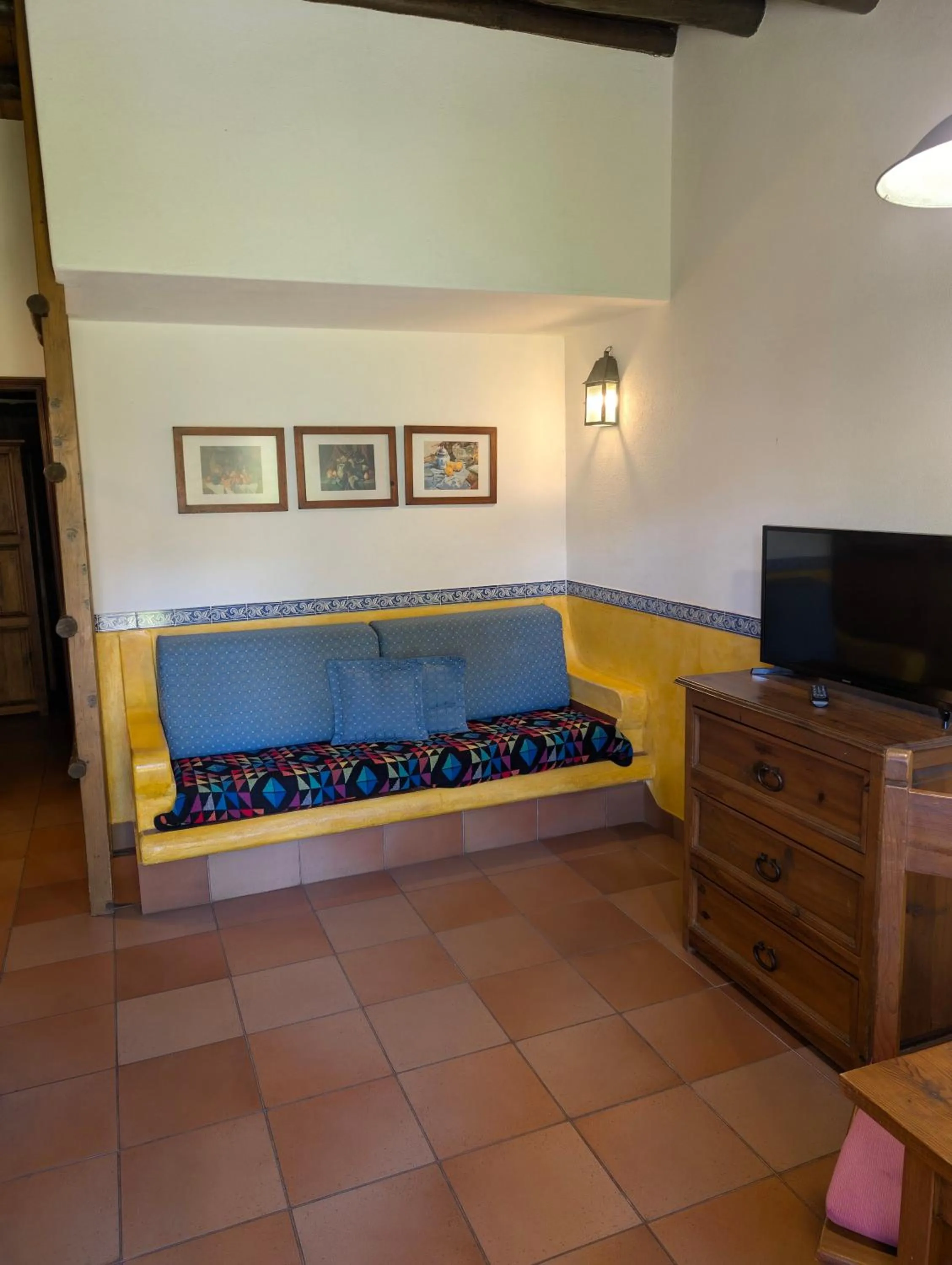 Communal lounge/ TV room, Bed in Quinta do Mar - Country & Sea Village