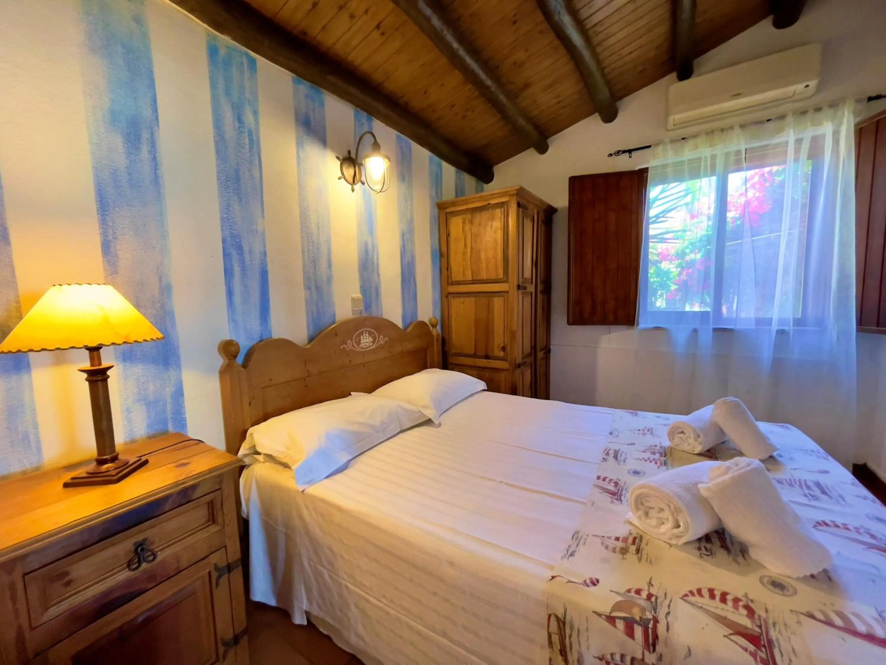 Bedroom, Bed in Quinta do Mar - Country & Sea Village