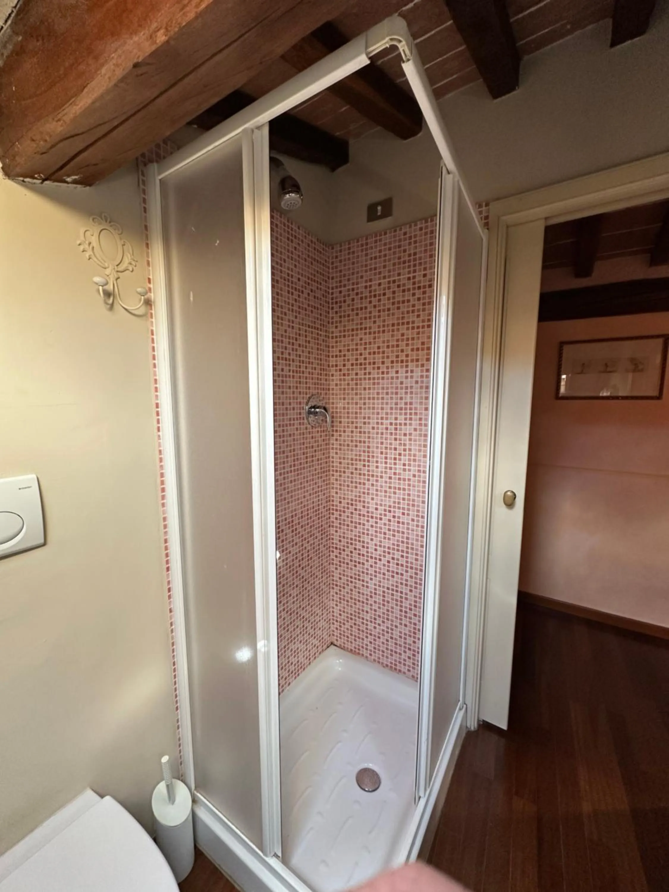 Shower in Locanda Guidi