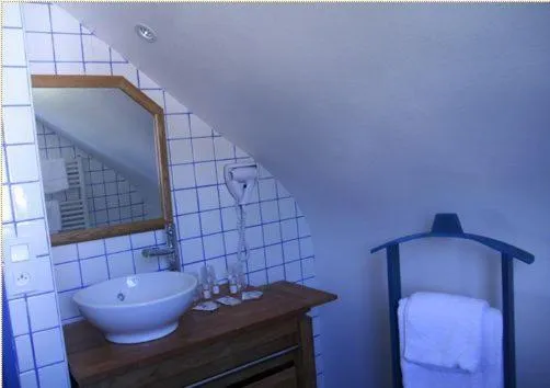 Bathroom in Hotel Le Suroit
