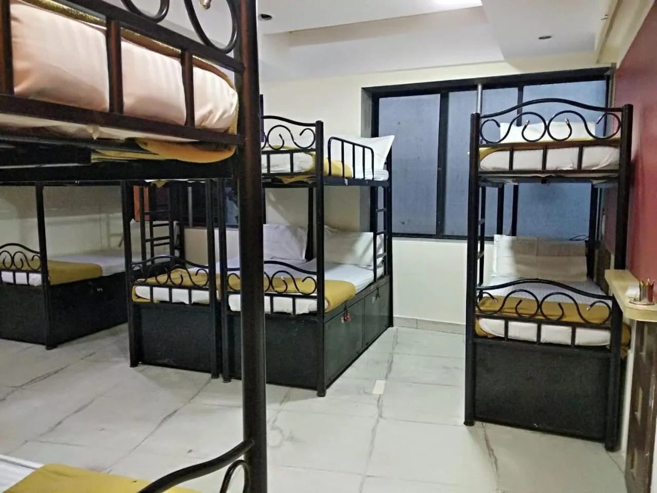 Bed in Bandra Dormitory Only for indian male